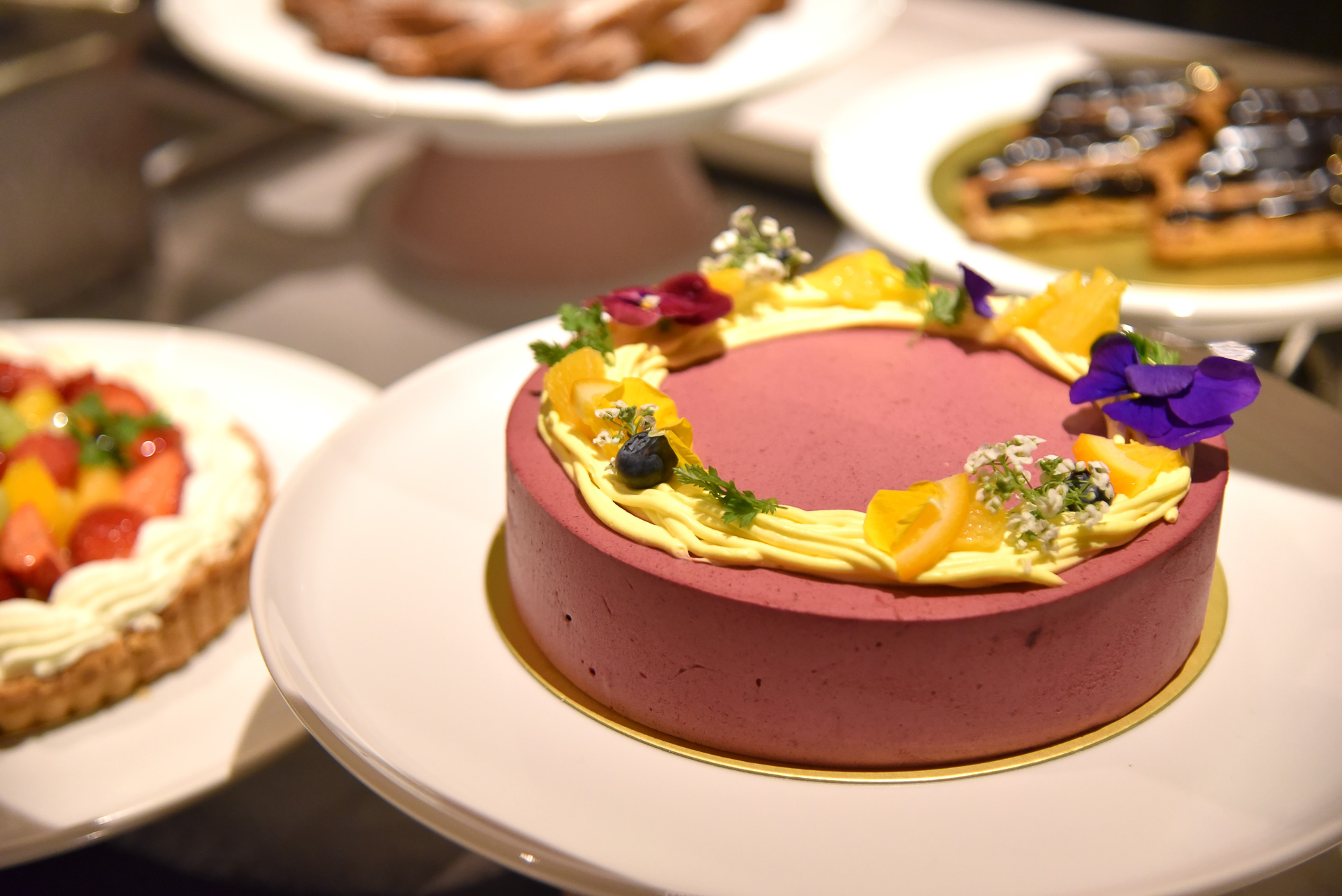 ダイナミックな盛り付けから映えを意識したデザートまで美食があふれていた