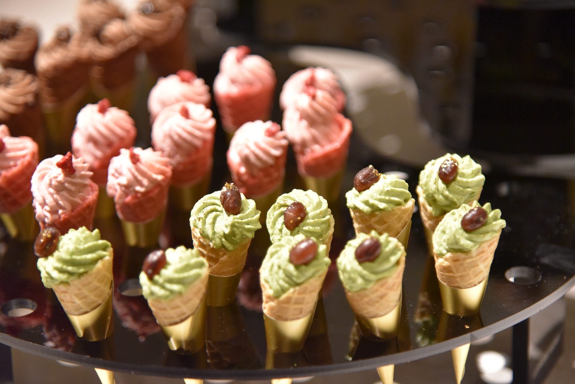 ダイナミックな盛り付けから映えを意識したデザートまで美食があふれていた