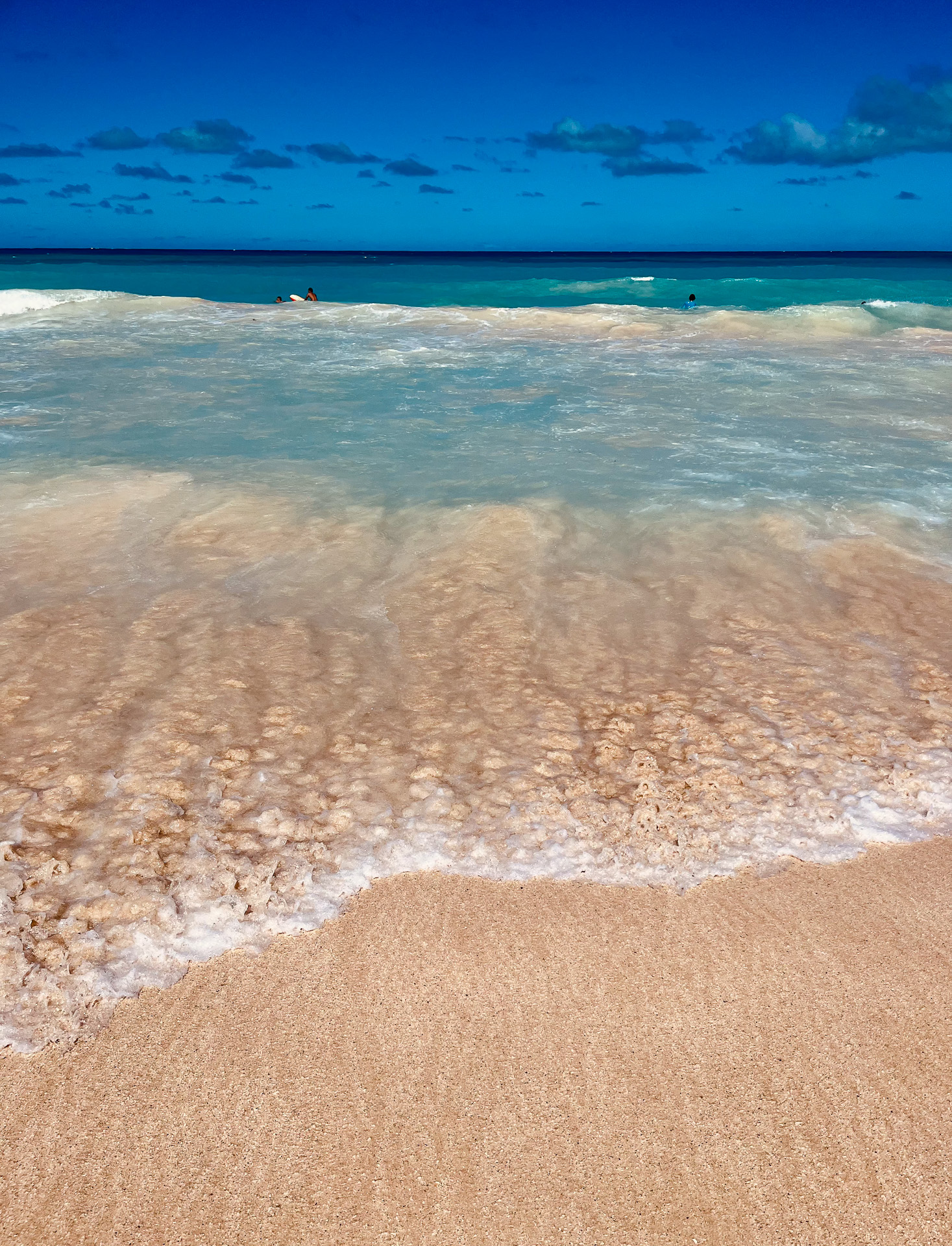 吸い込まれそうな色合いで魅了するワイマナロビーチ