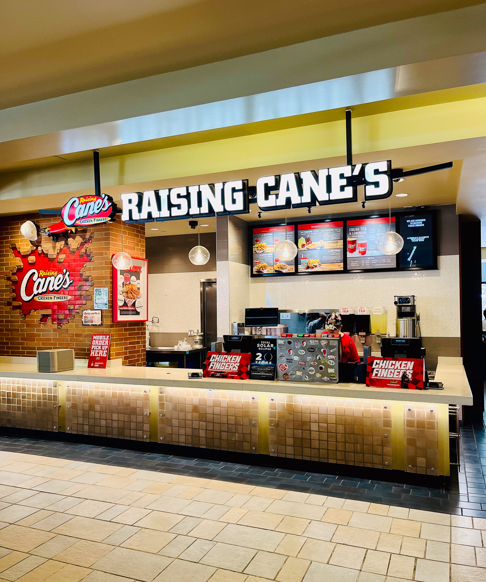 ワイキキのロイヤル・ハワイアン・センター2階のパイナラナイフードコートにある「レイジング・ケインズ」