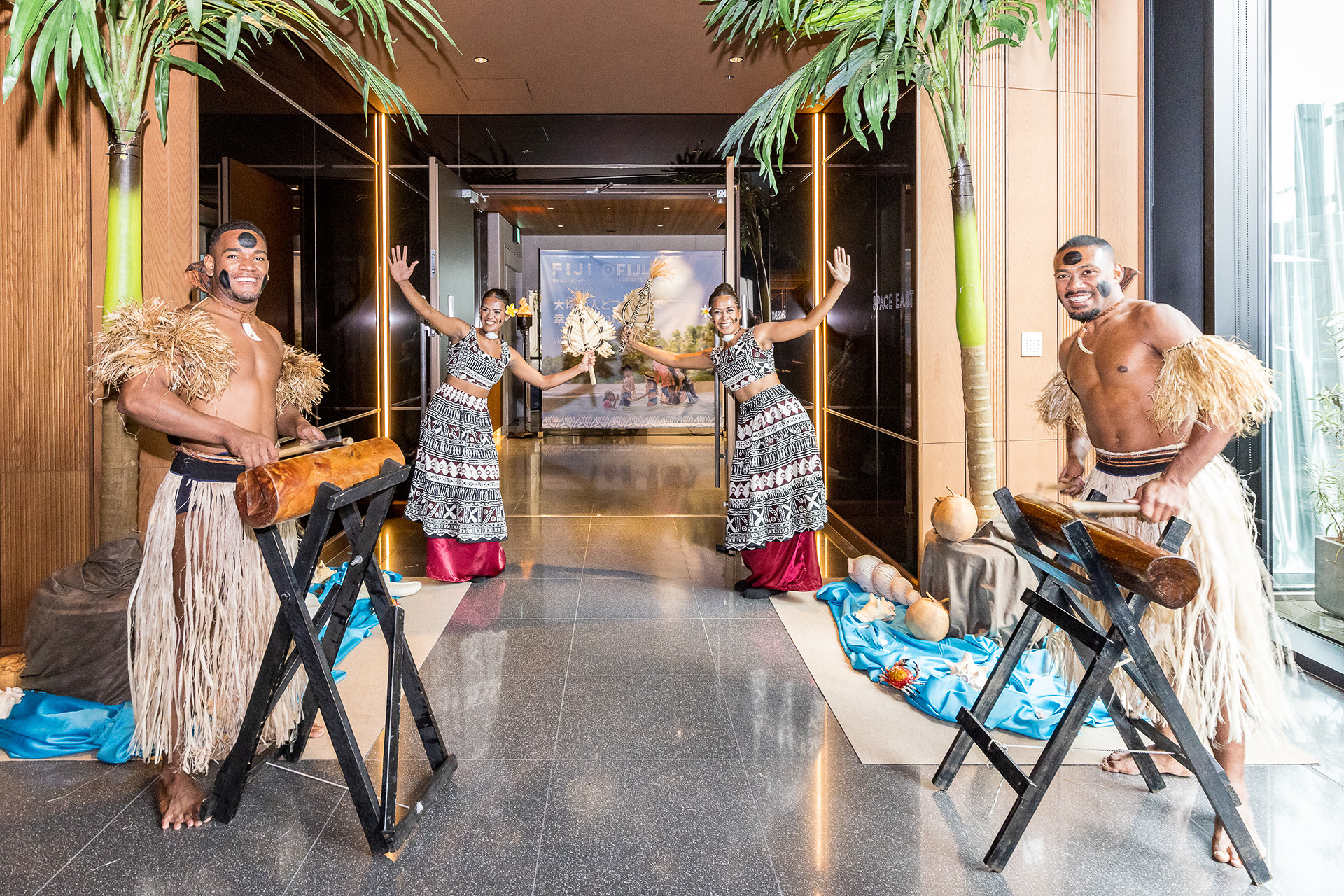 会場ではフィジーのダンスカンパニー「VOUフィジー」によるパフォーマンスを行なった