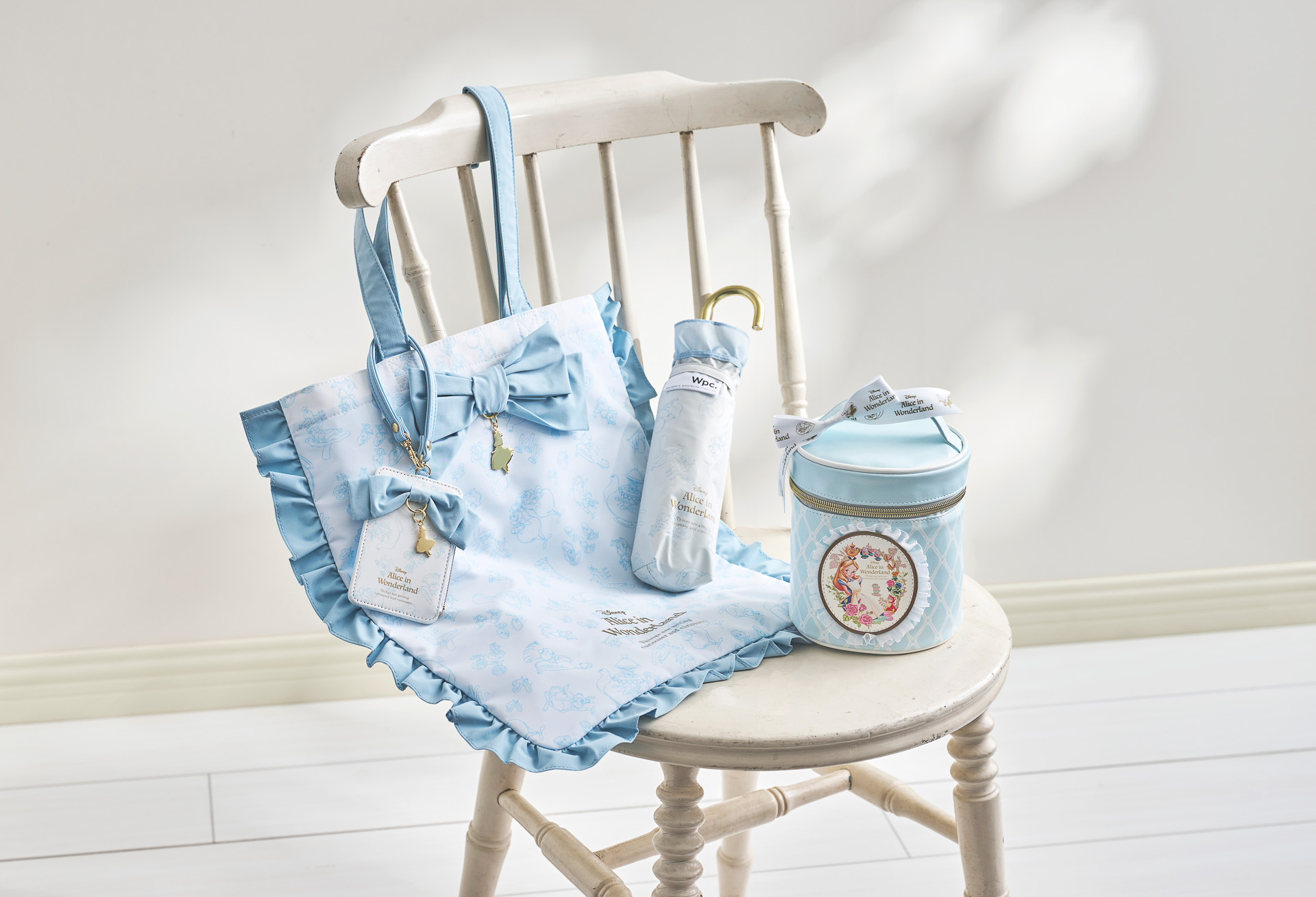 お出かけにぴったりな「トートバッグ」や「日傘」なども揃う