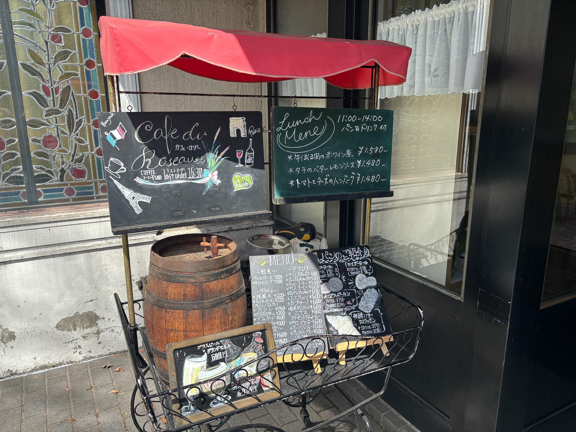 内装や外観からパリのカフェにいるみたい