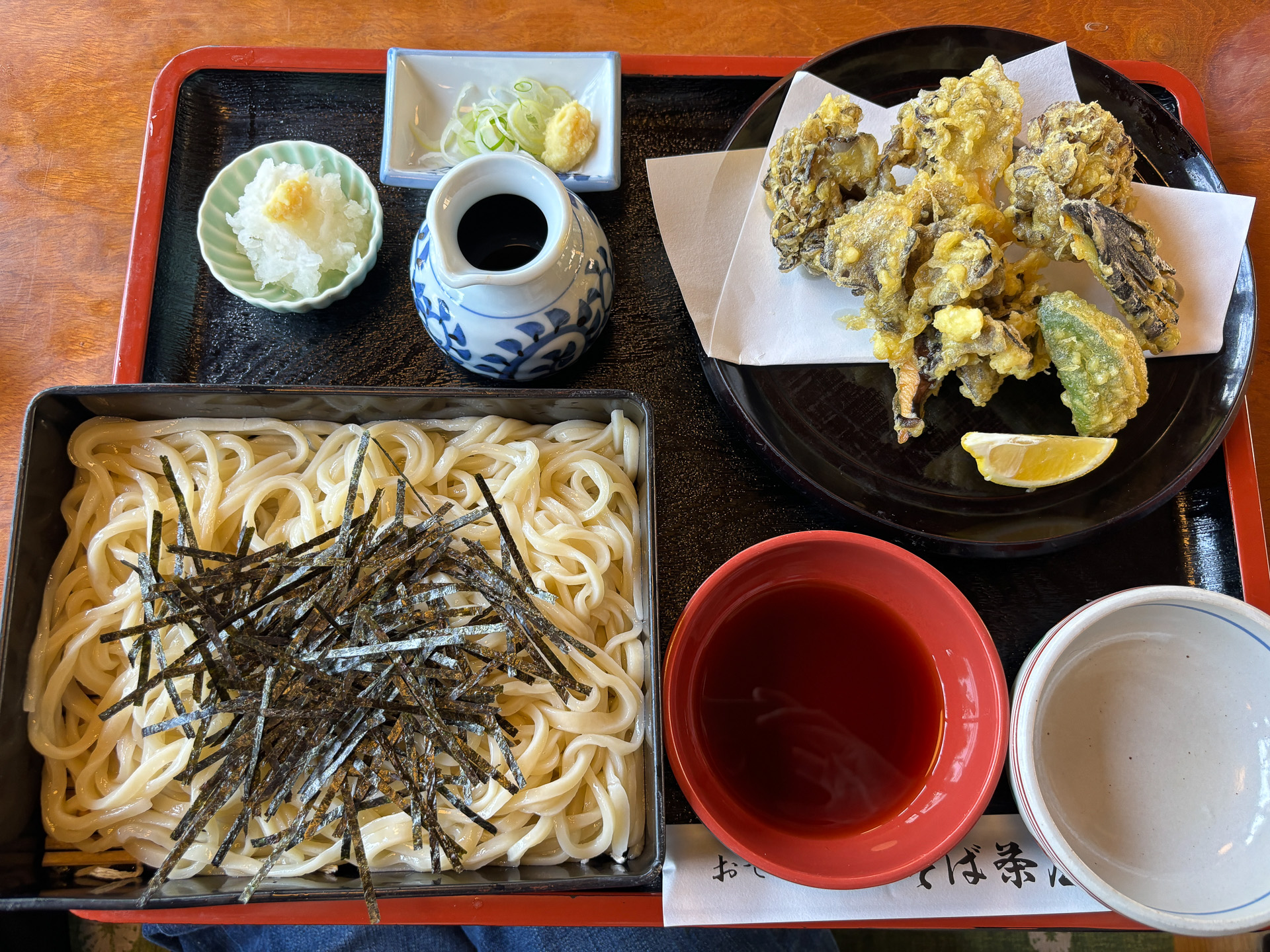 名物の舞茸天ぷらでうどんを頼みました
