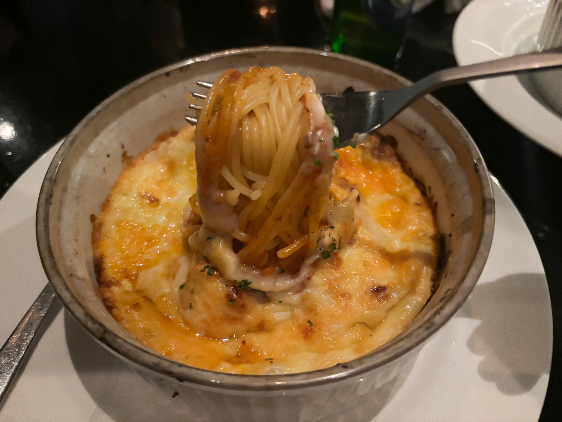 名物のミートソースグラタン風スパゲッティ