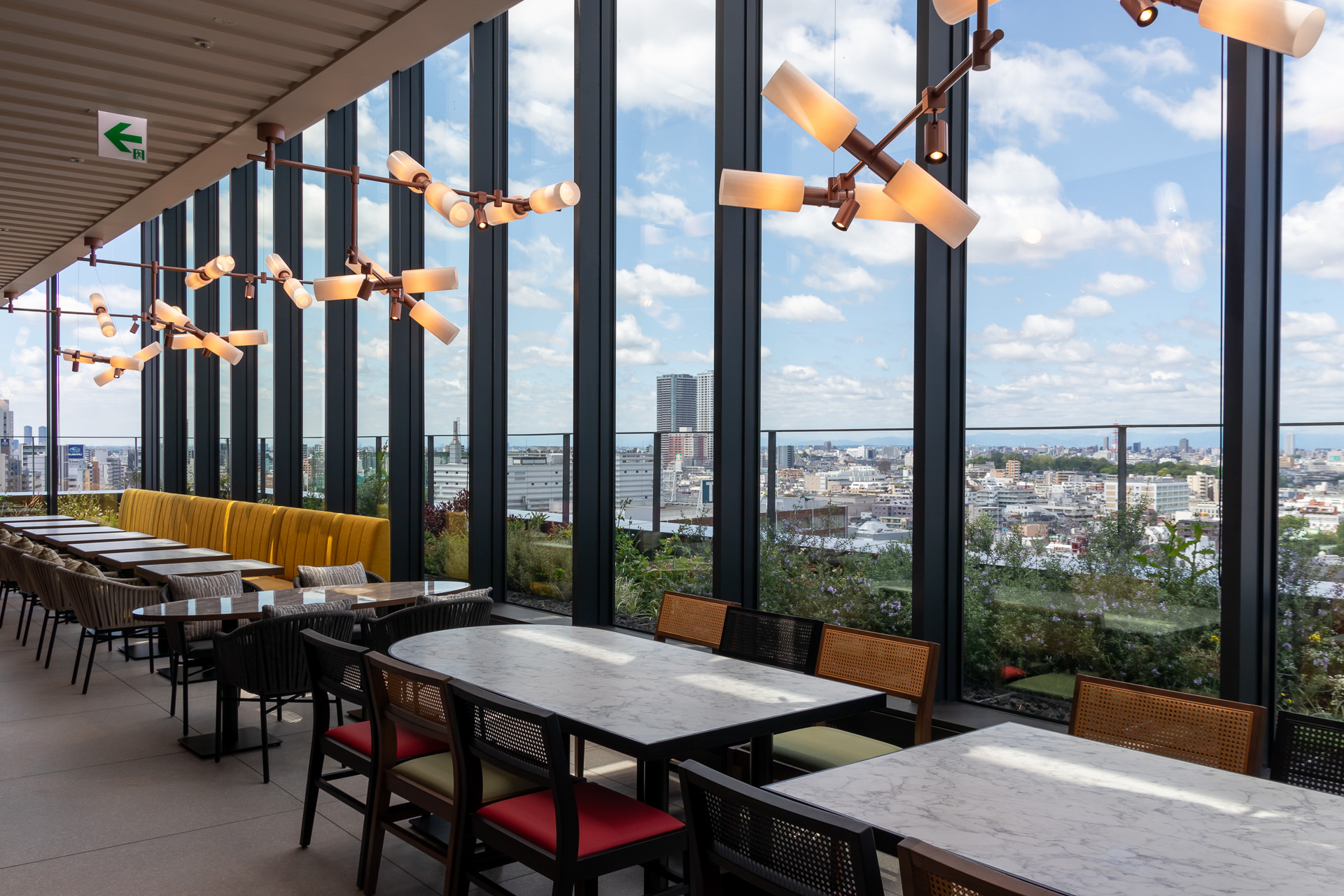 11時～23時に営業している「OMOカフェ＆バル」