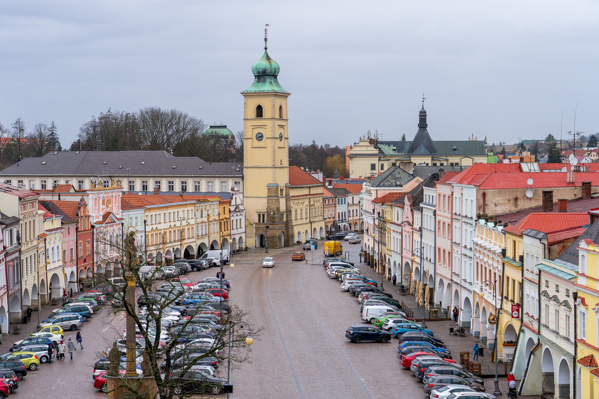 リトミシュルのスメタナ広場。ひときわ高い建物は旧市庁舎