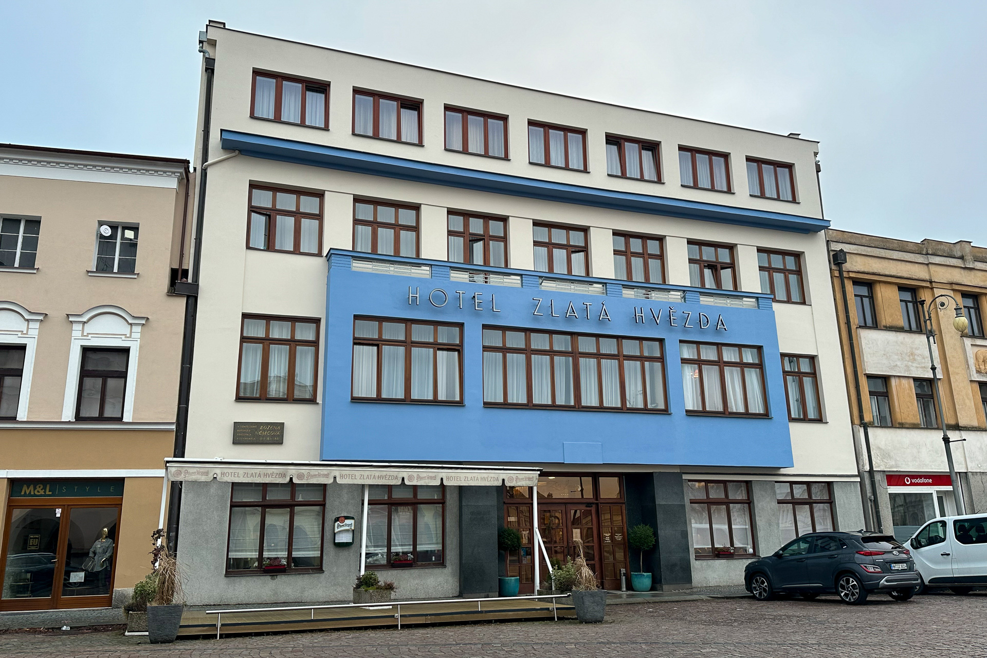 スメタナ広場の南端に建つズラター・フヴィエズダ・ホテル