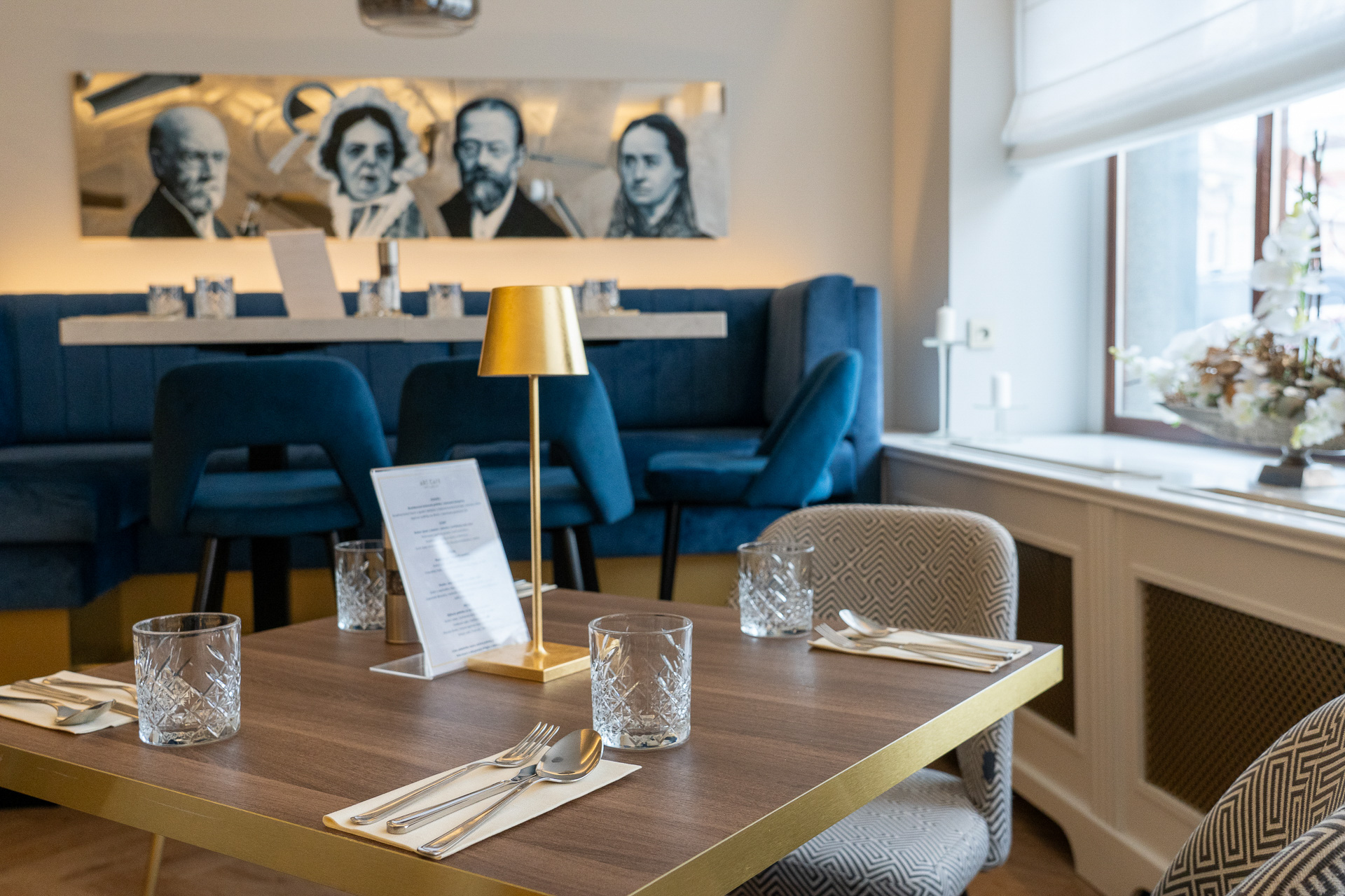 アートカフェレストラン。壁の写真の4人は街の著名人