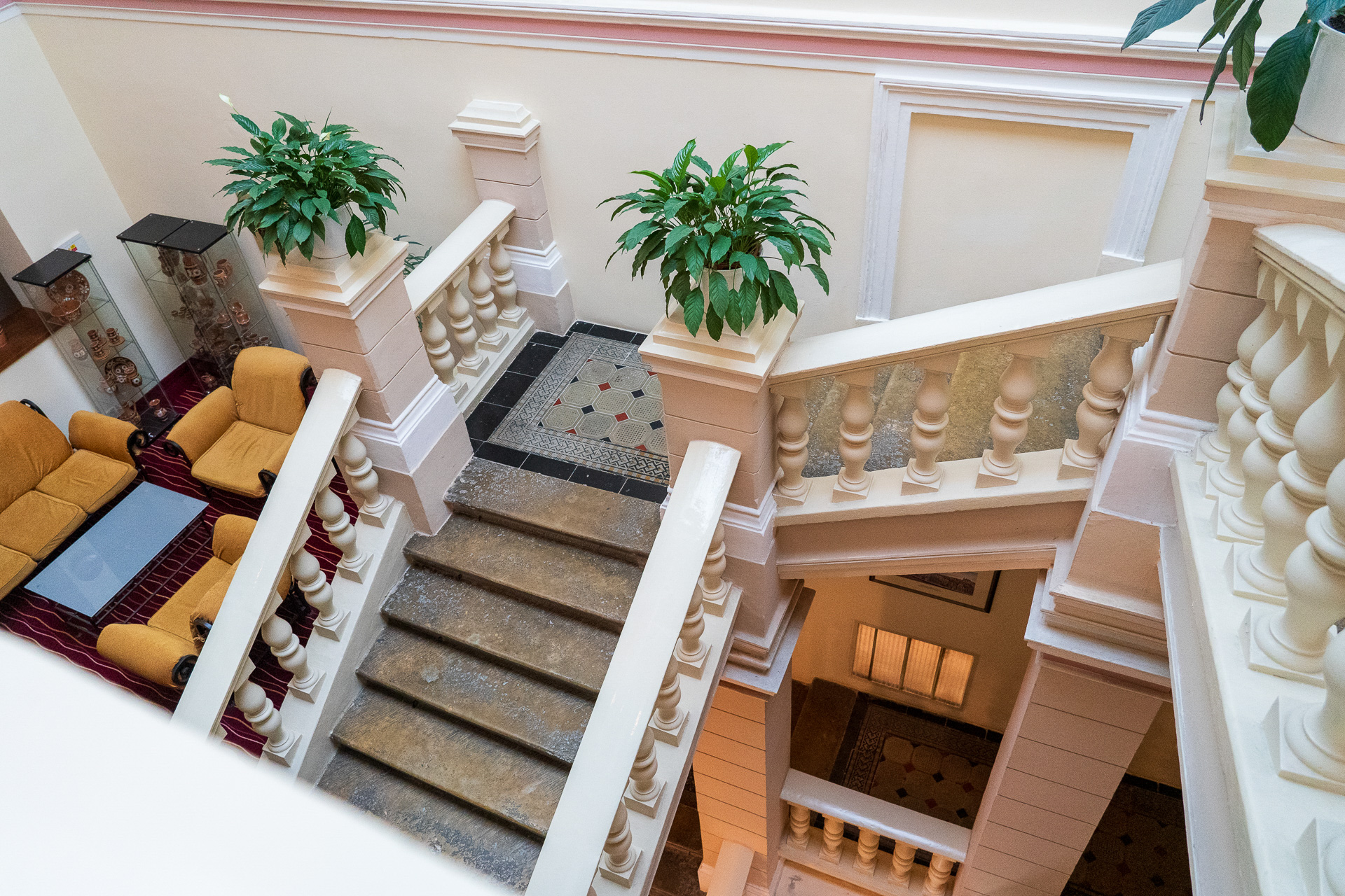 過去に何回も改装を重ねてきたというホテル。この階段はとても古いものだそう