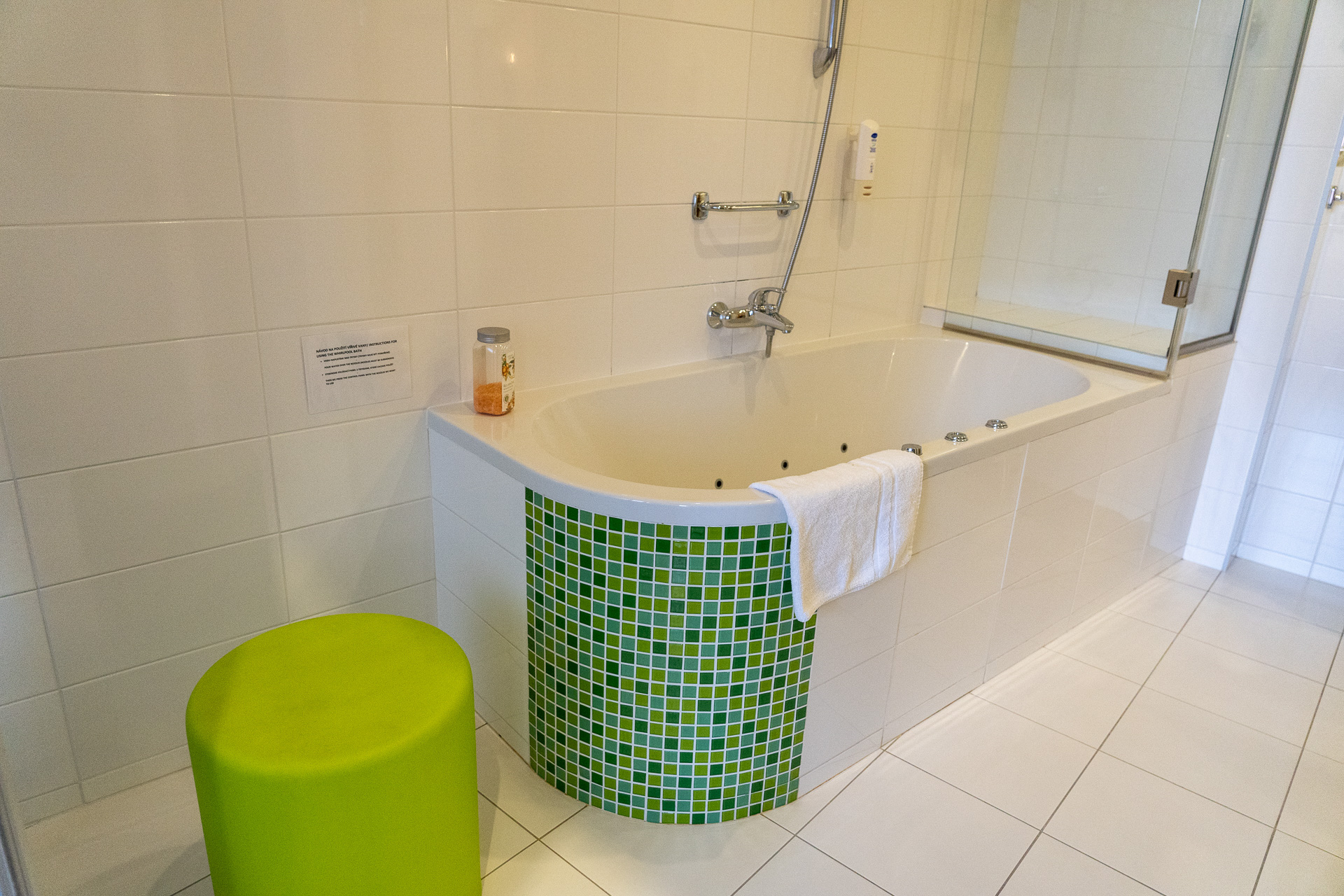 有名な彫刻家をテーマにしたアパートメントタイプの客室