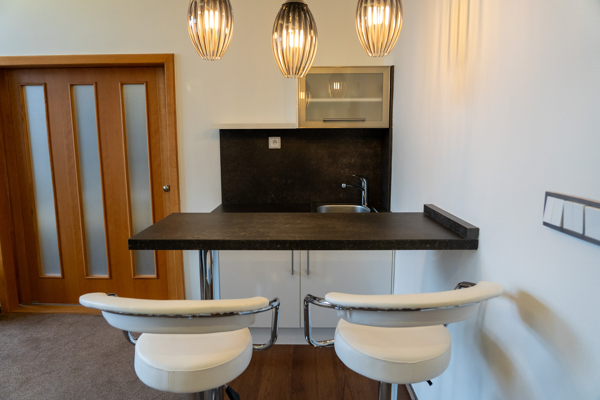 有名な彫刻家をテーマにしたアパートメントタイプの客室