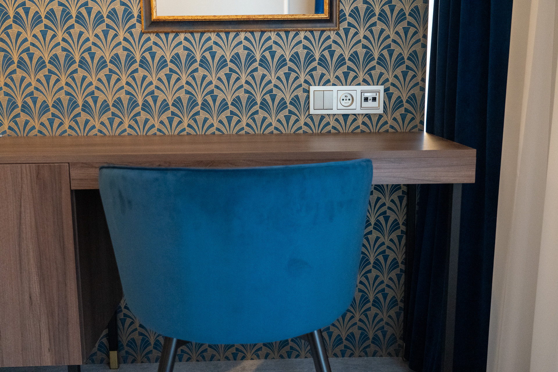 2年ほど前に改装したというシングルルームはモダンな壁紙が印象的