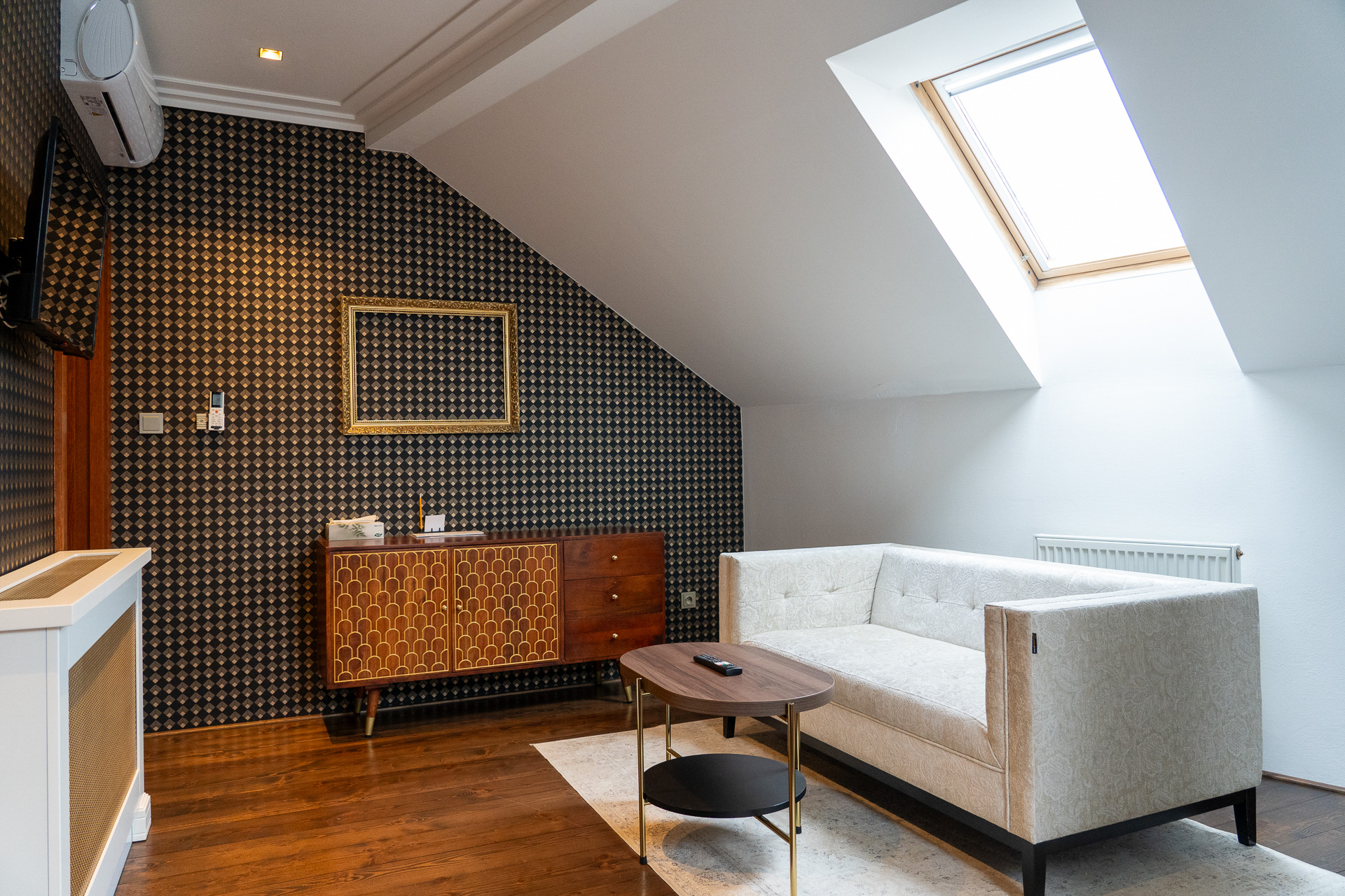 こちらは落ち着けそうな屋根裏の客室。1週間くらい泊まりたい感じ