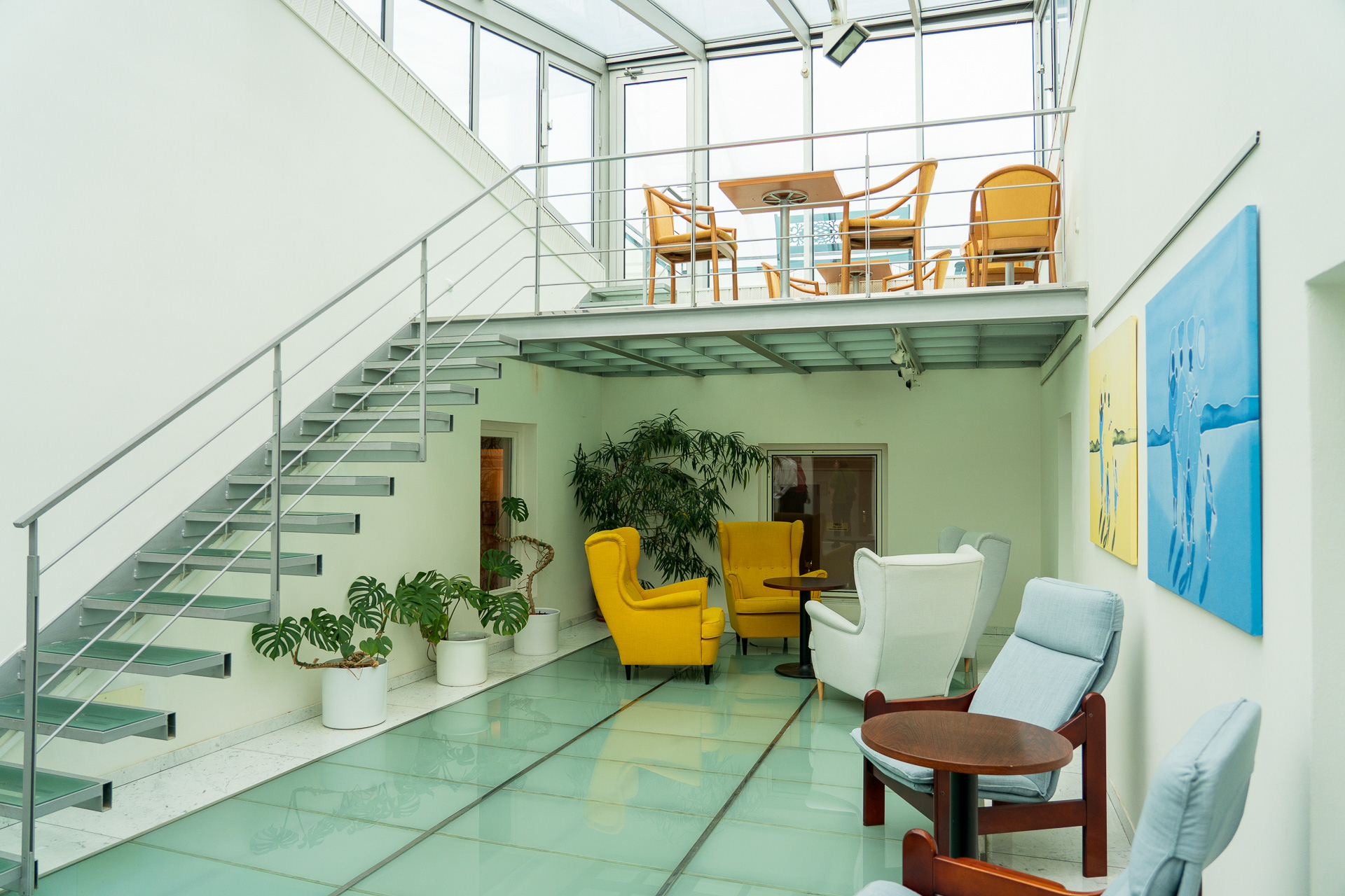 隠れ家のようなラウンジ。階段を上がったところが屋上テラス