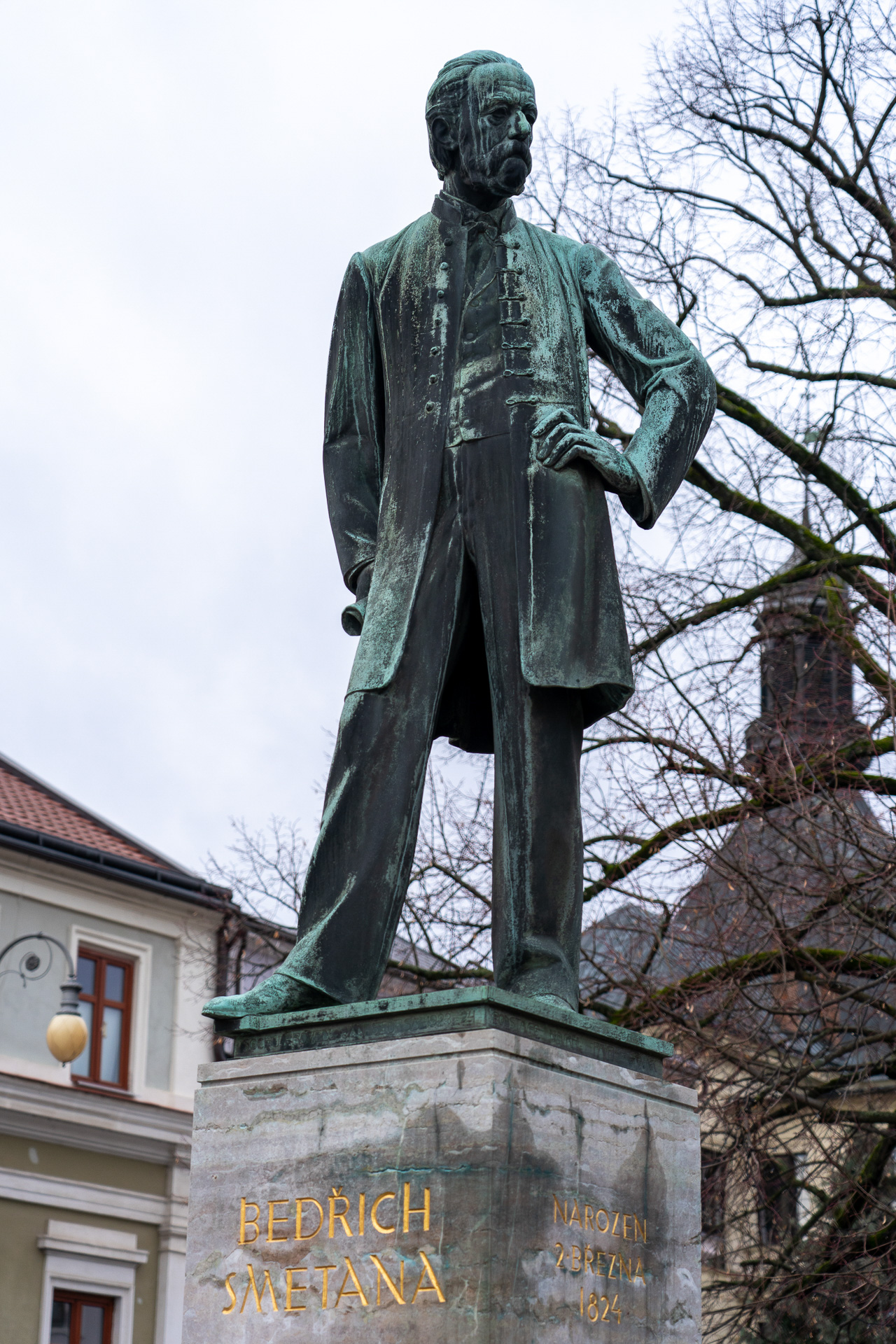広場の北端に立つスメタナ像。生家のあるリトミシュル城の方角を見ています