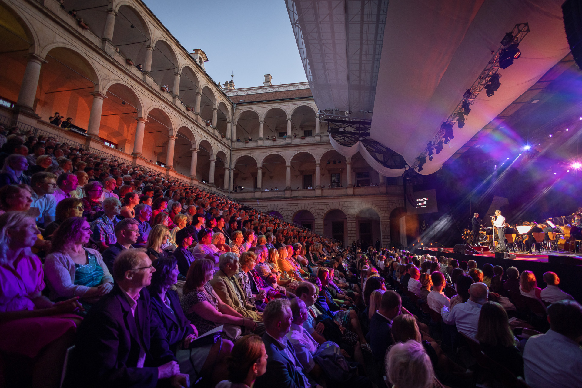 お城の中庭にステージと観覧席が造られます（提供：スメタナのリトミシュル）