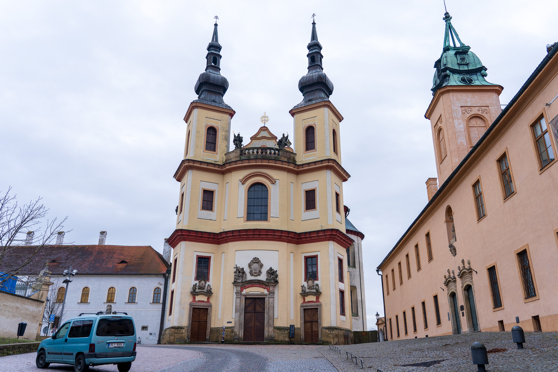 正面は聖十字架発見教会。右は地域博物館