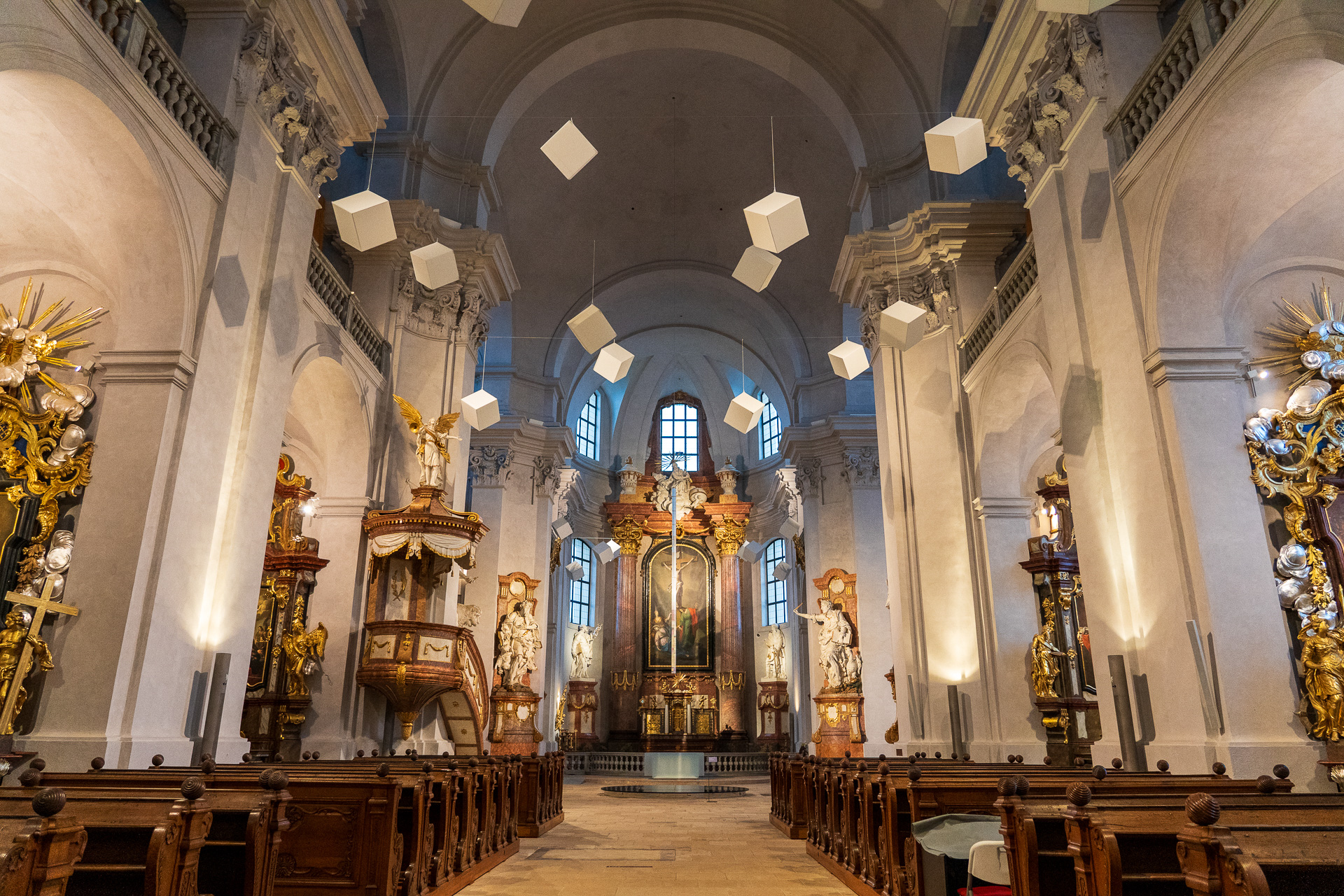 コンテンポラリーな装飾が散りばめられていた聖十字架発見教会