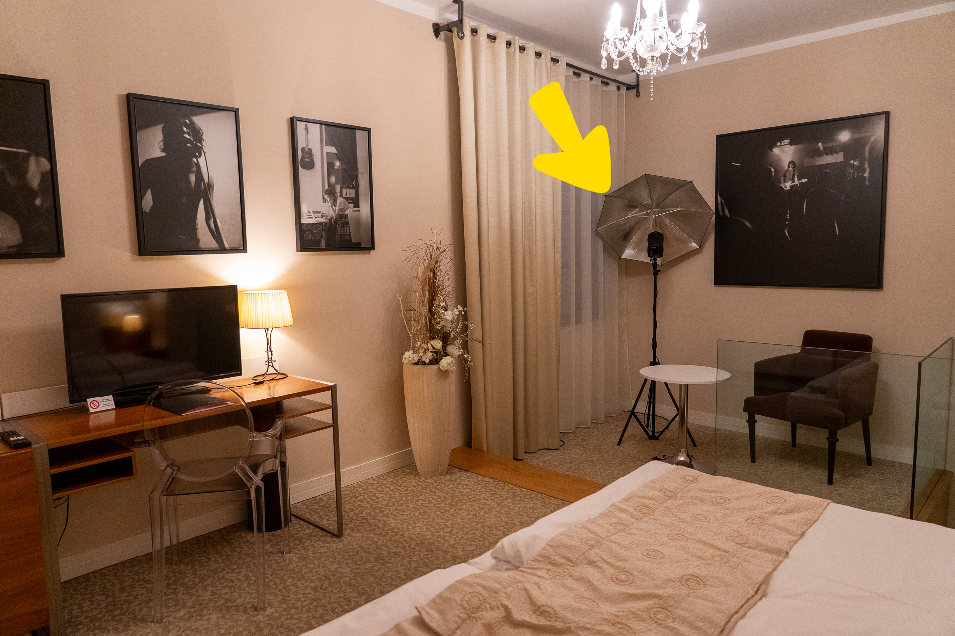 撮影用のストロボ照明がお部屋のライトに。斬新！