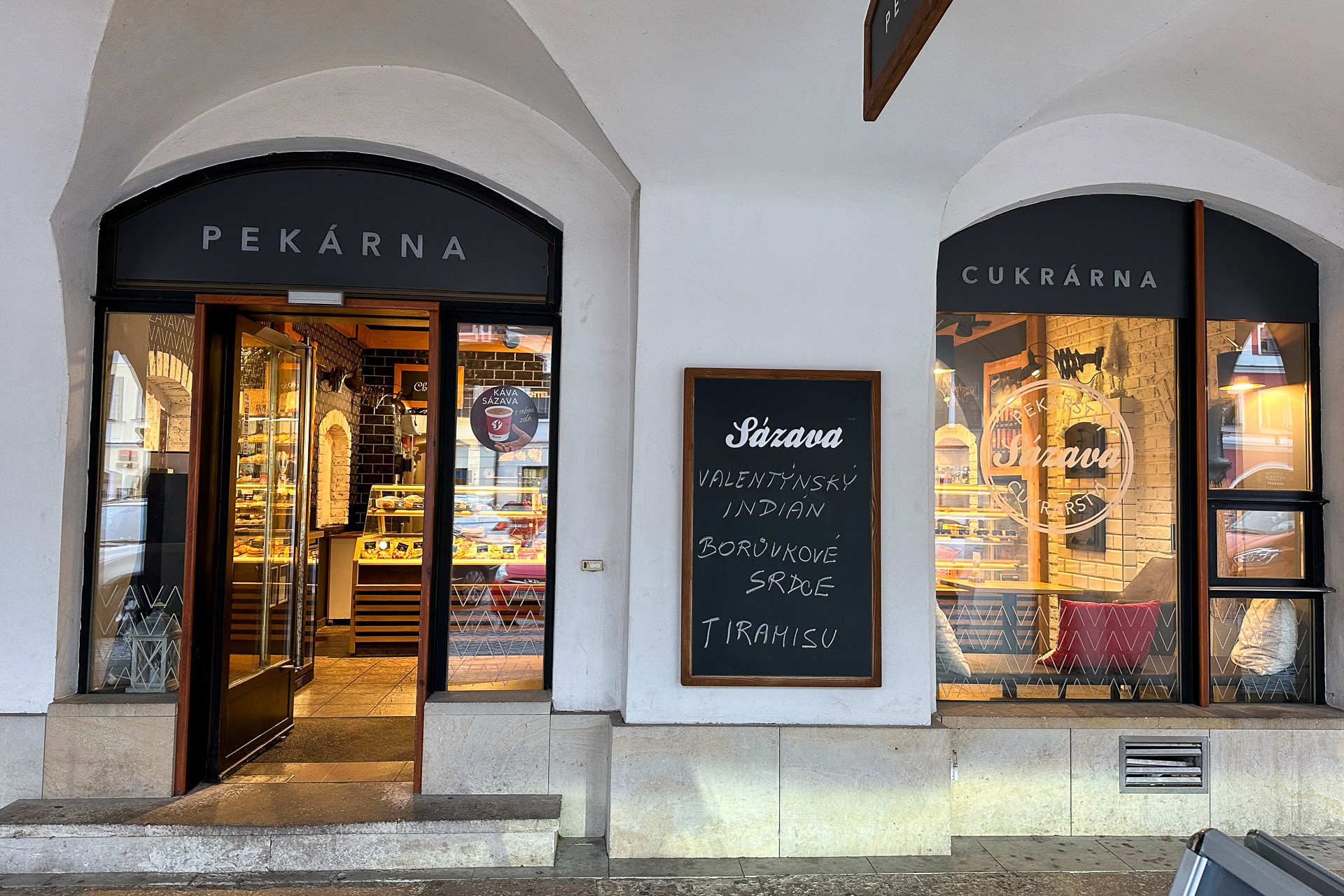 朝食はホテルを抜け出して街のアーケード商店街にあるベーカリーへ。ローカル気分でパンとコーヒーを