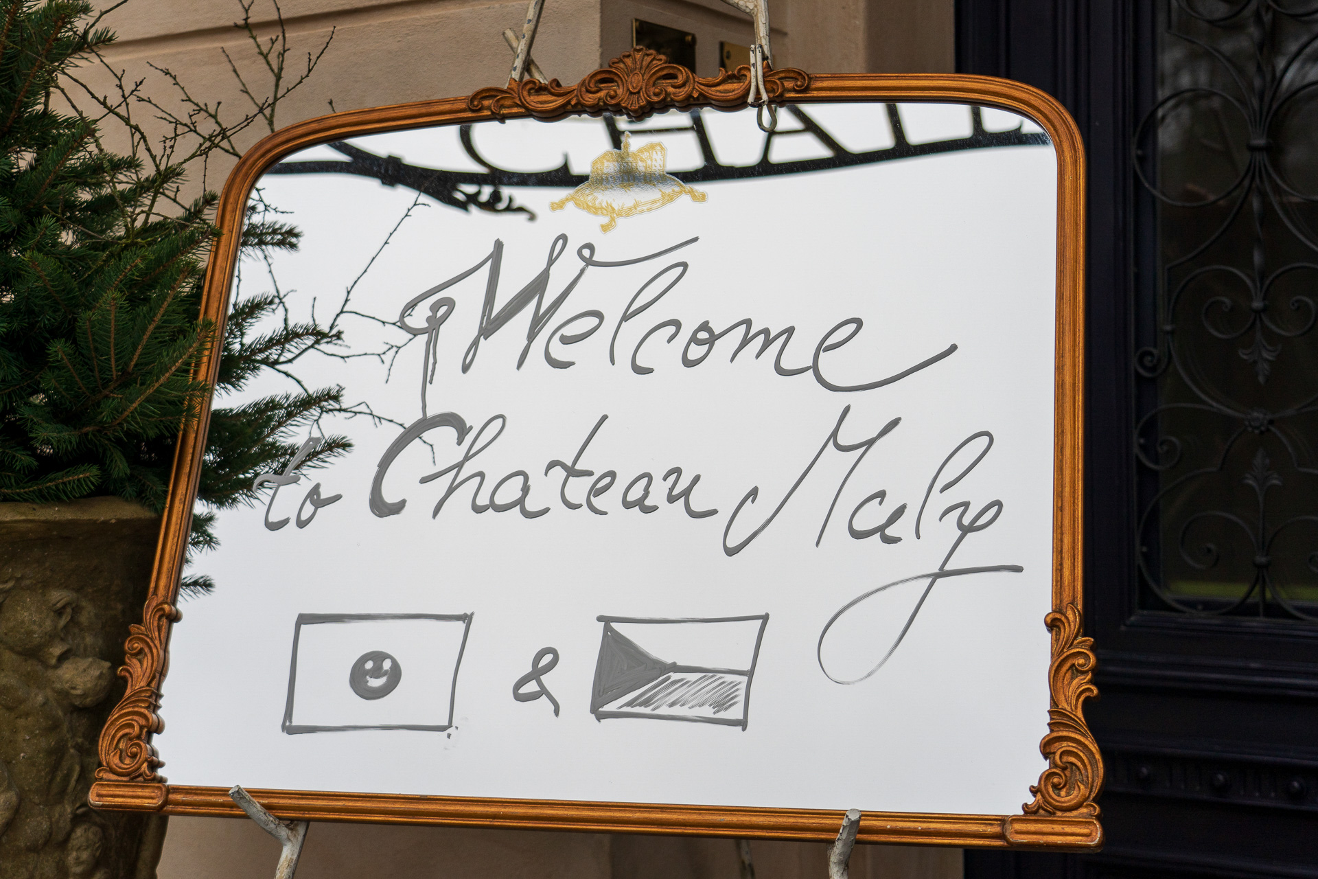 エントランス前にはボードにうれしいはからいが