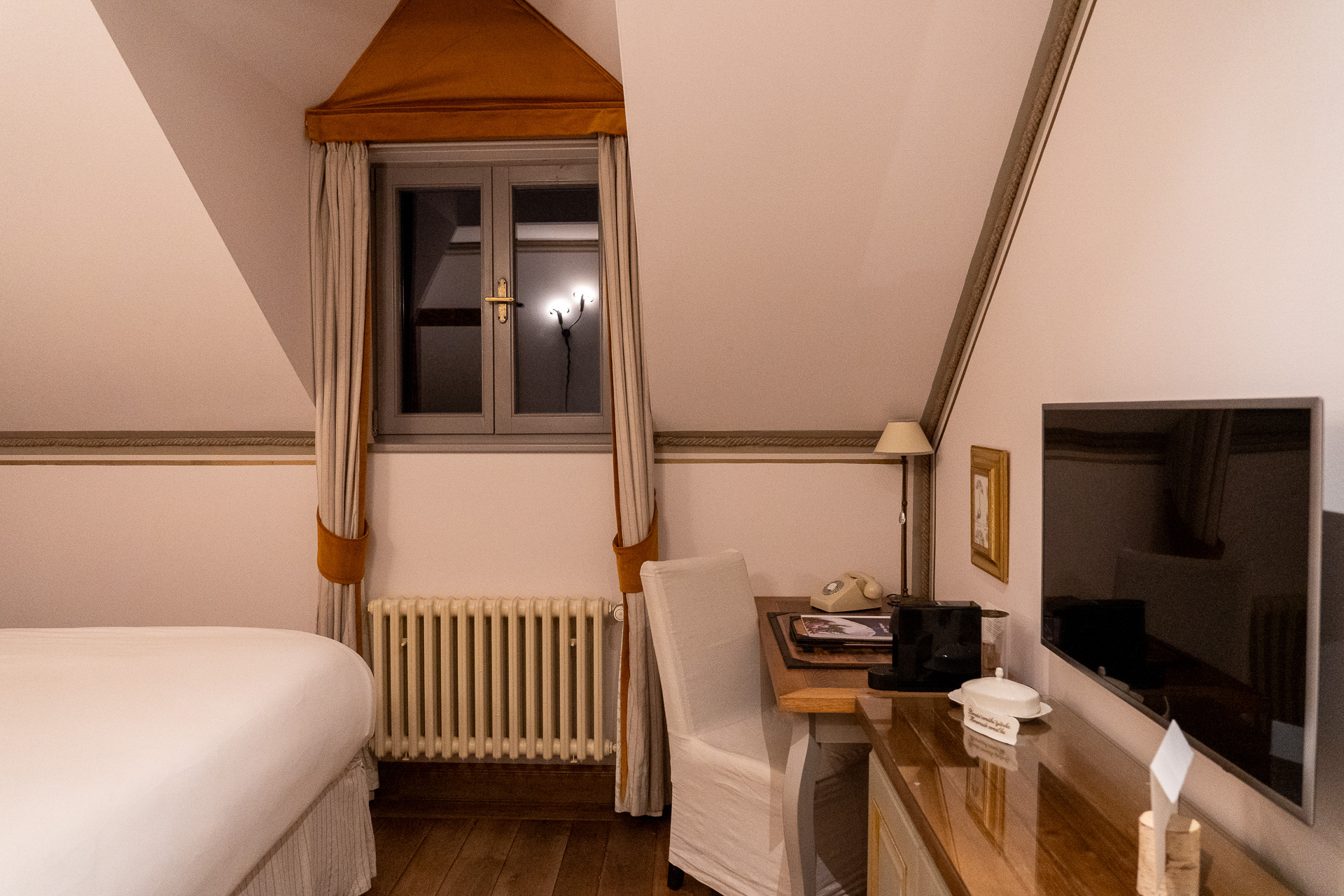 ドーマー窓からはエントランス側の庭が見えました