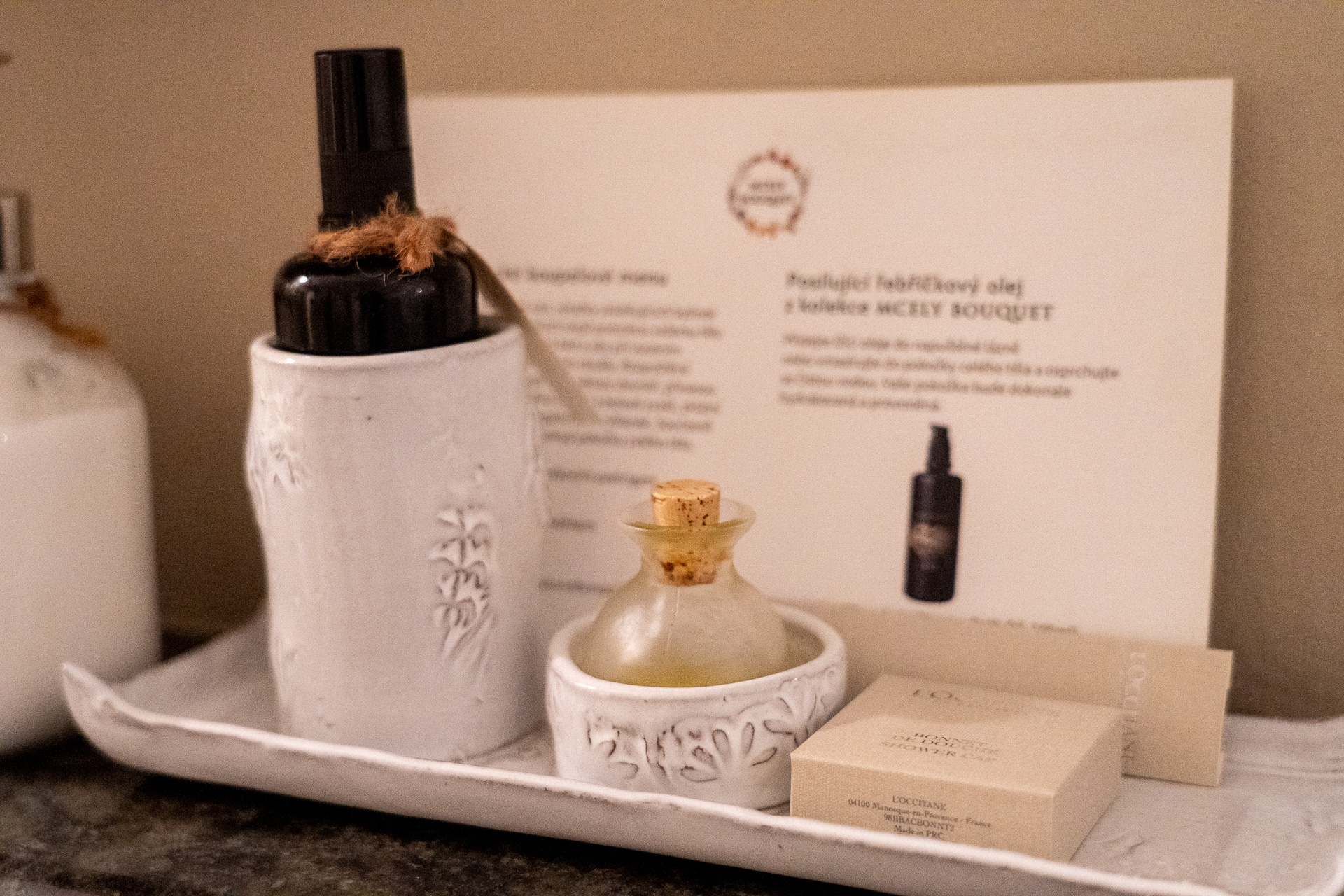 バスタブ付きのバスルームにはオリジナルのバスオイル