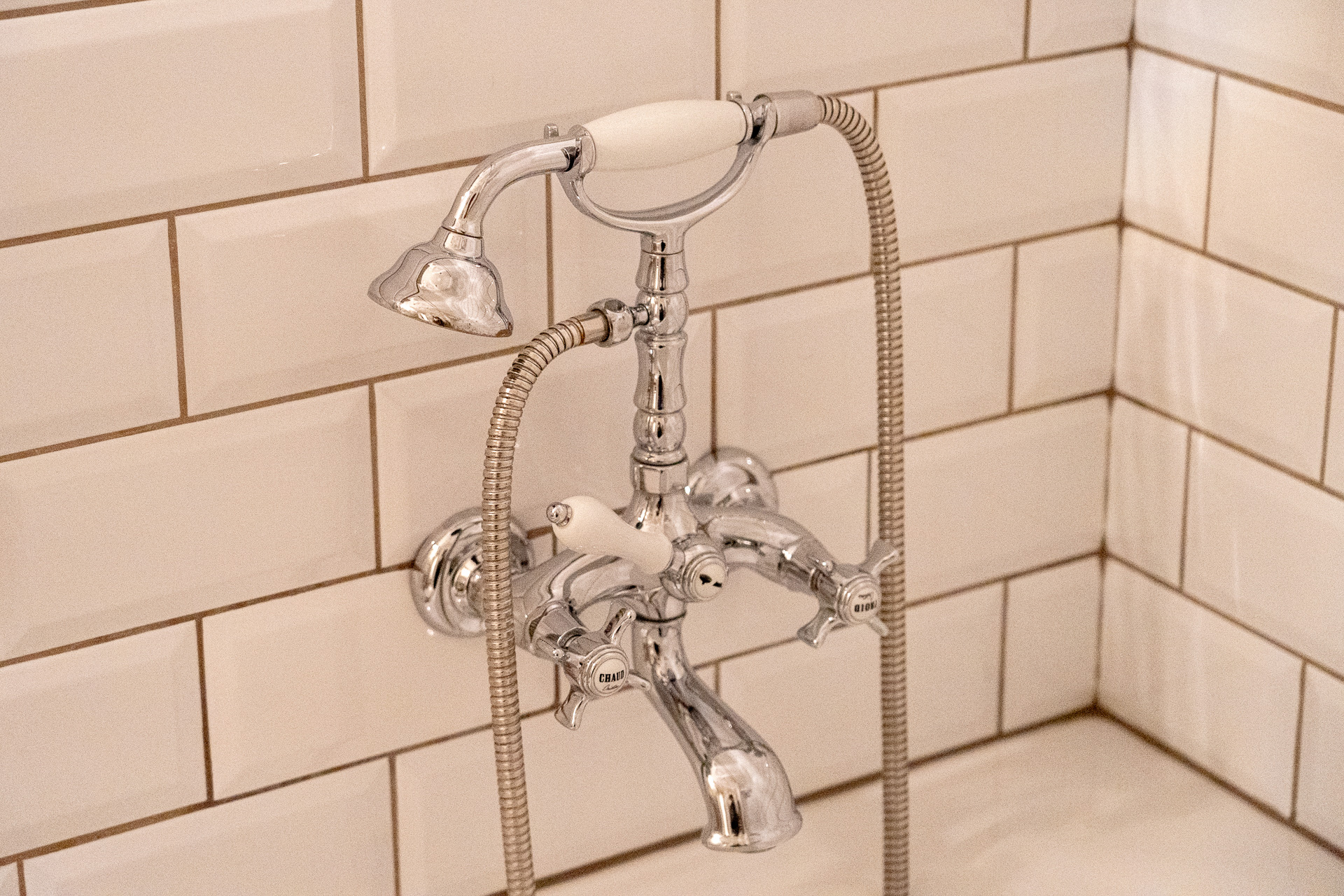 電話機みたいに置くクラシカルなシャワー