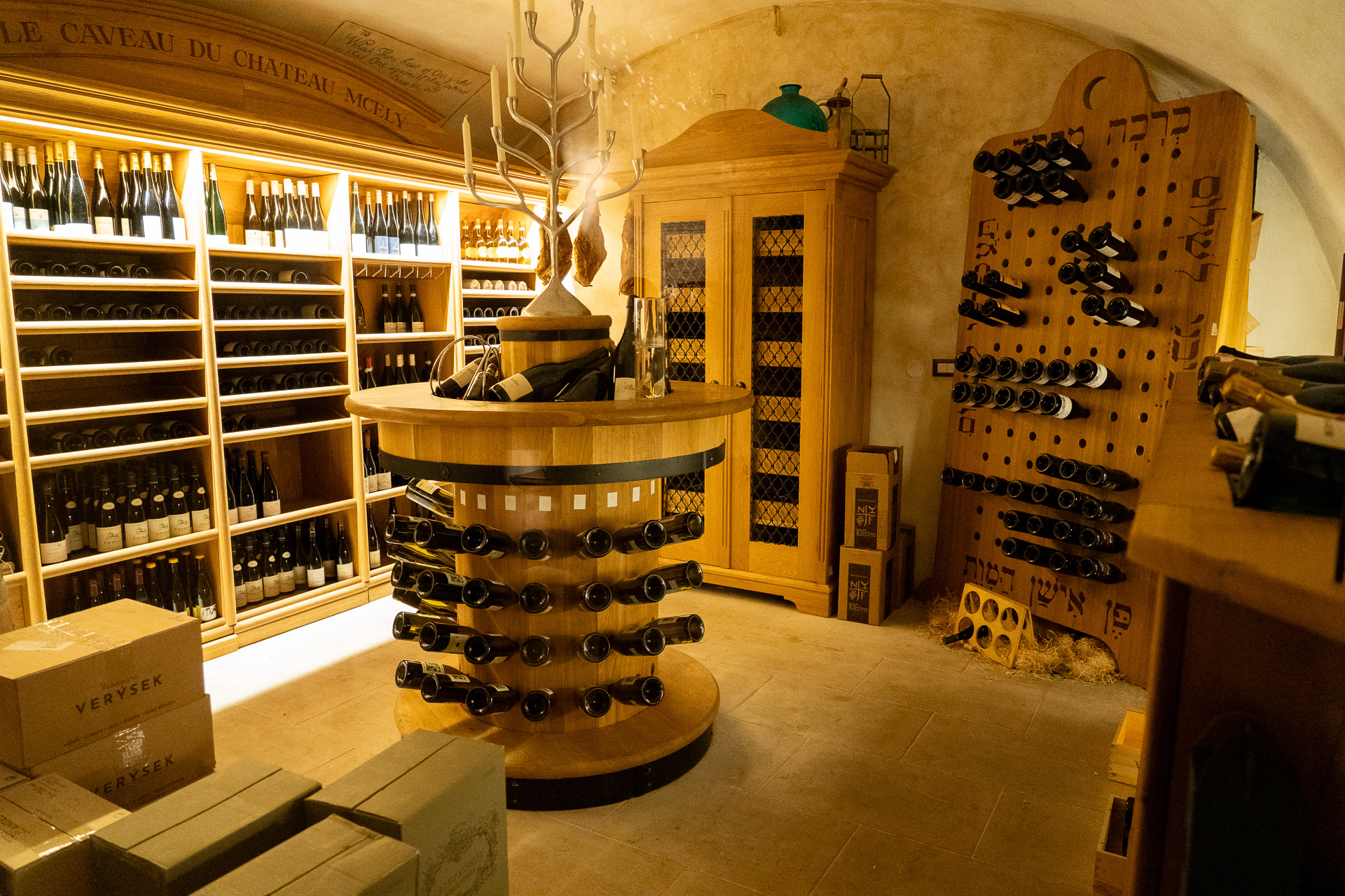 世界中の260種類のワインが1000本以上保管されているワインセラーも