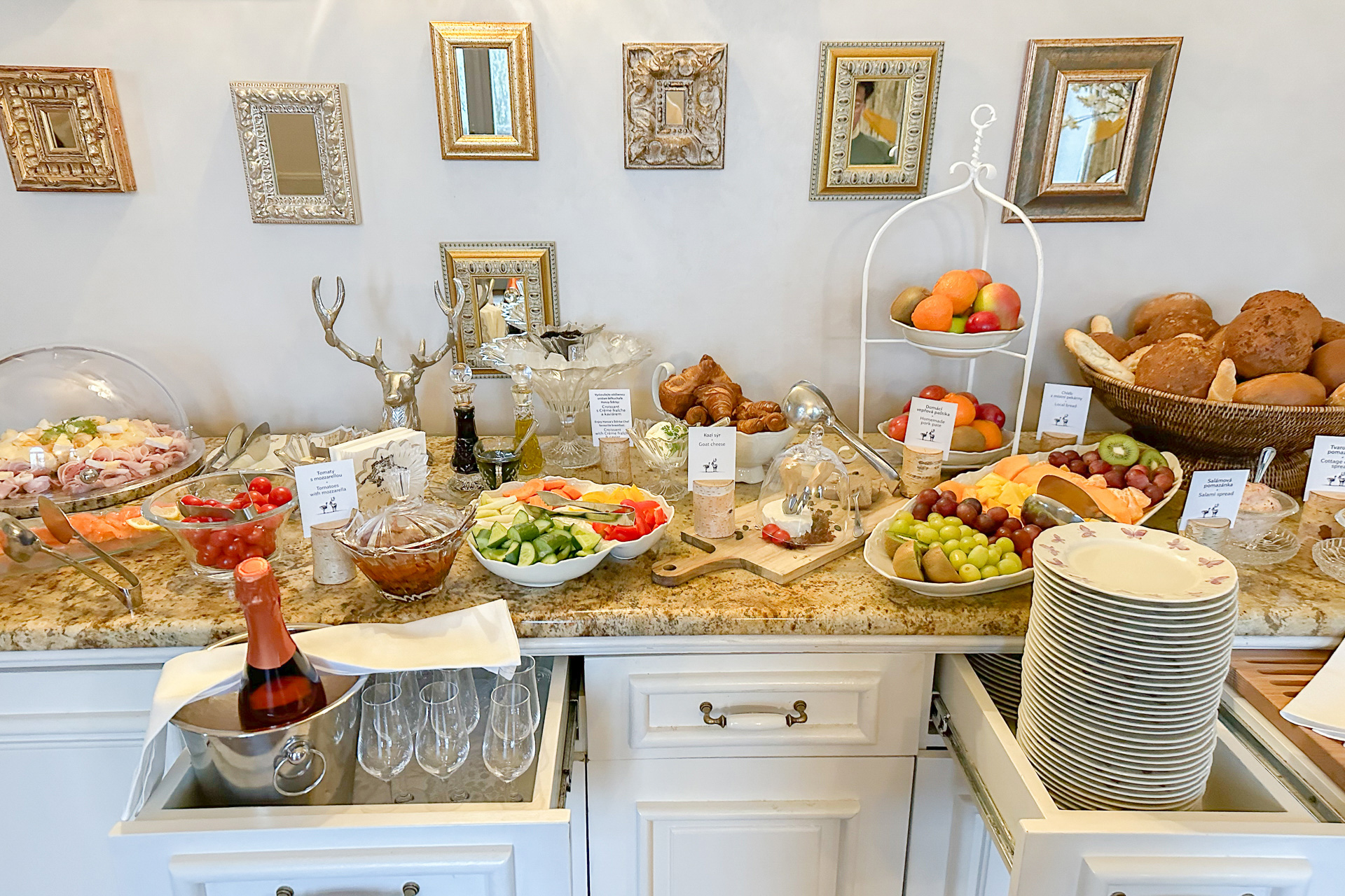 優雅なピアノの音色が流れているなと思ったら、なんと生演奏！