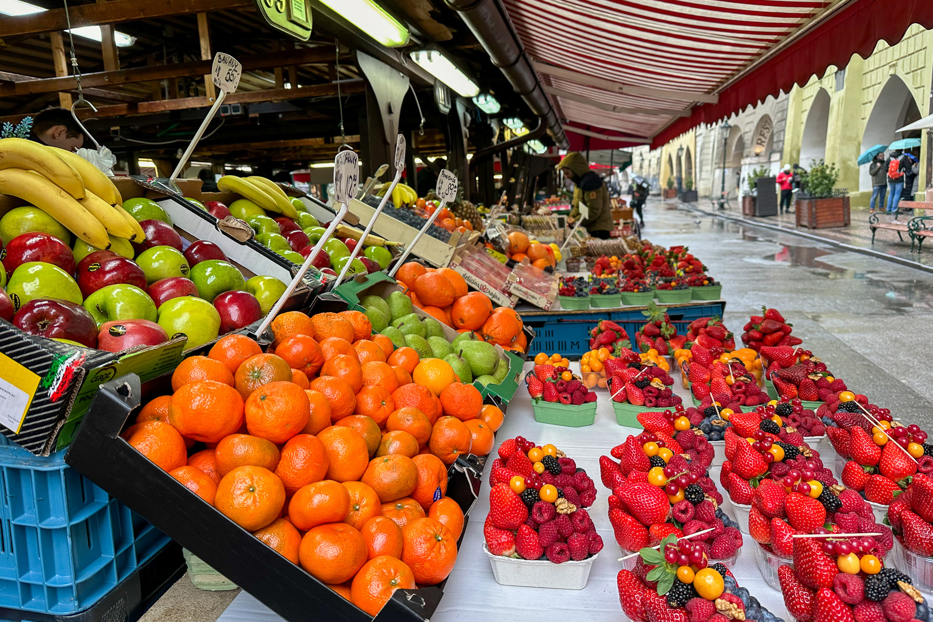 雨のなか、歴史あるハヴェルスカー市場もにぎわっていました