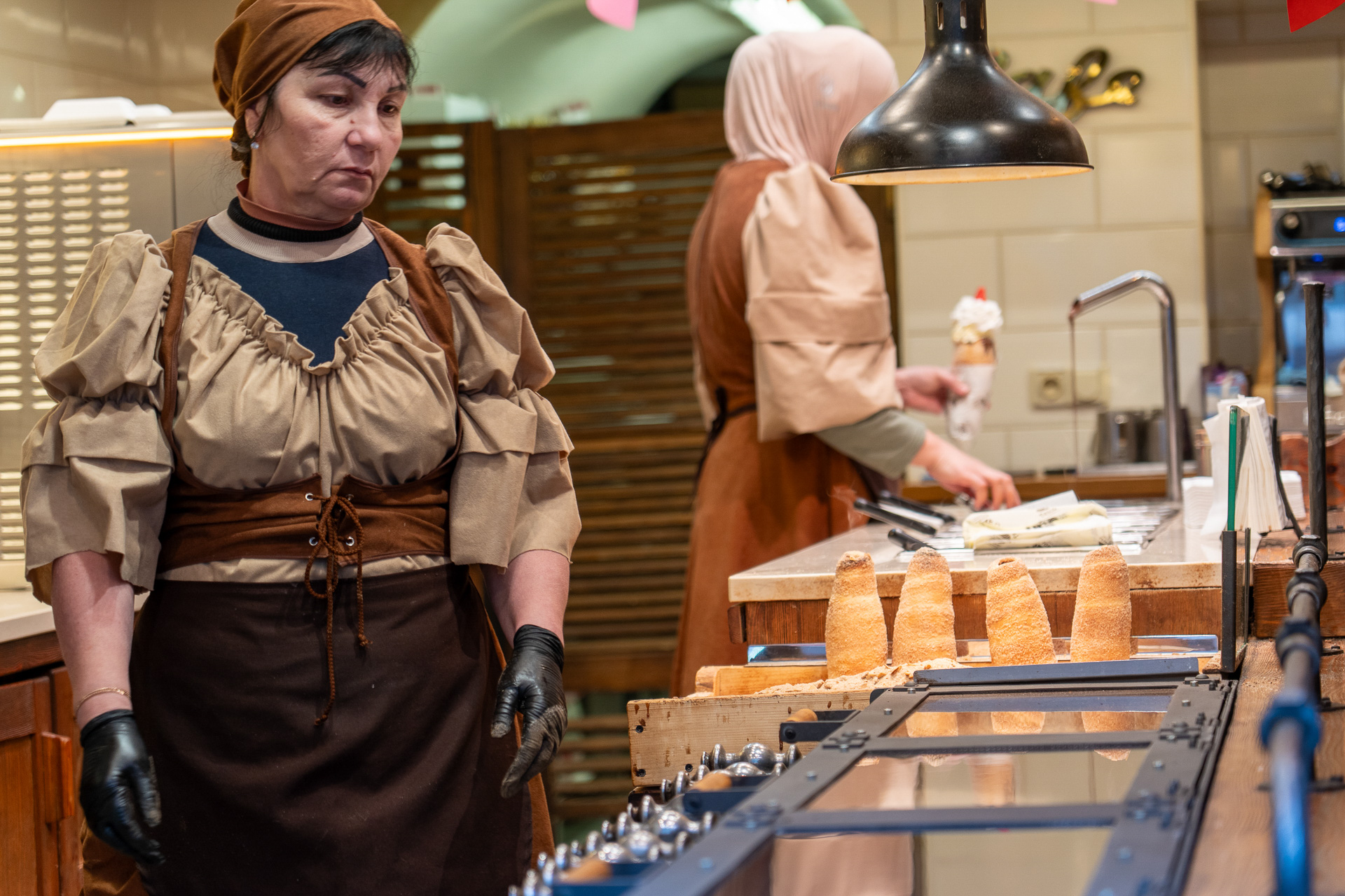 人気スイーツ「トルデルニーク」のお店からは甘くていい匂いが♪