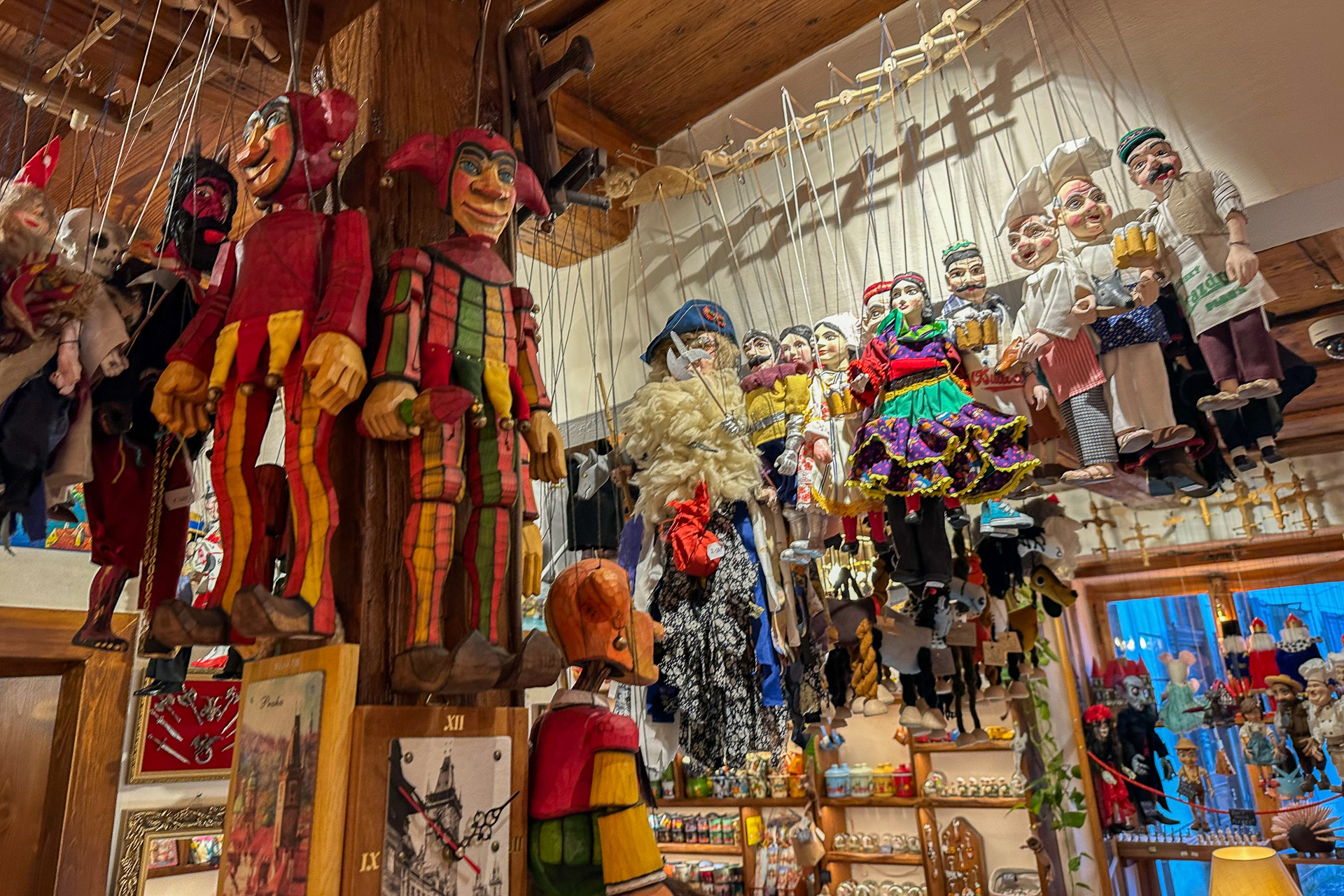 たくさんのマリオネットがぶら下がる楽しい店内