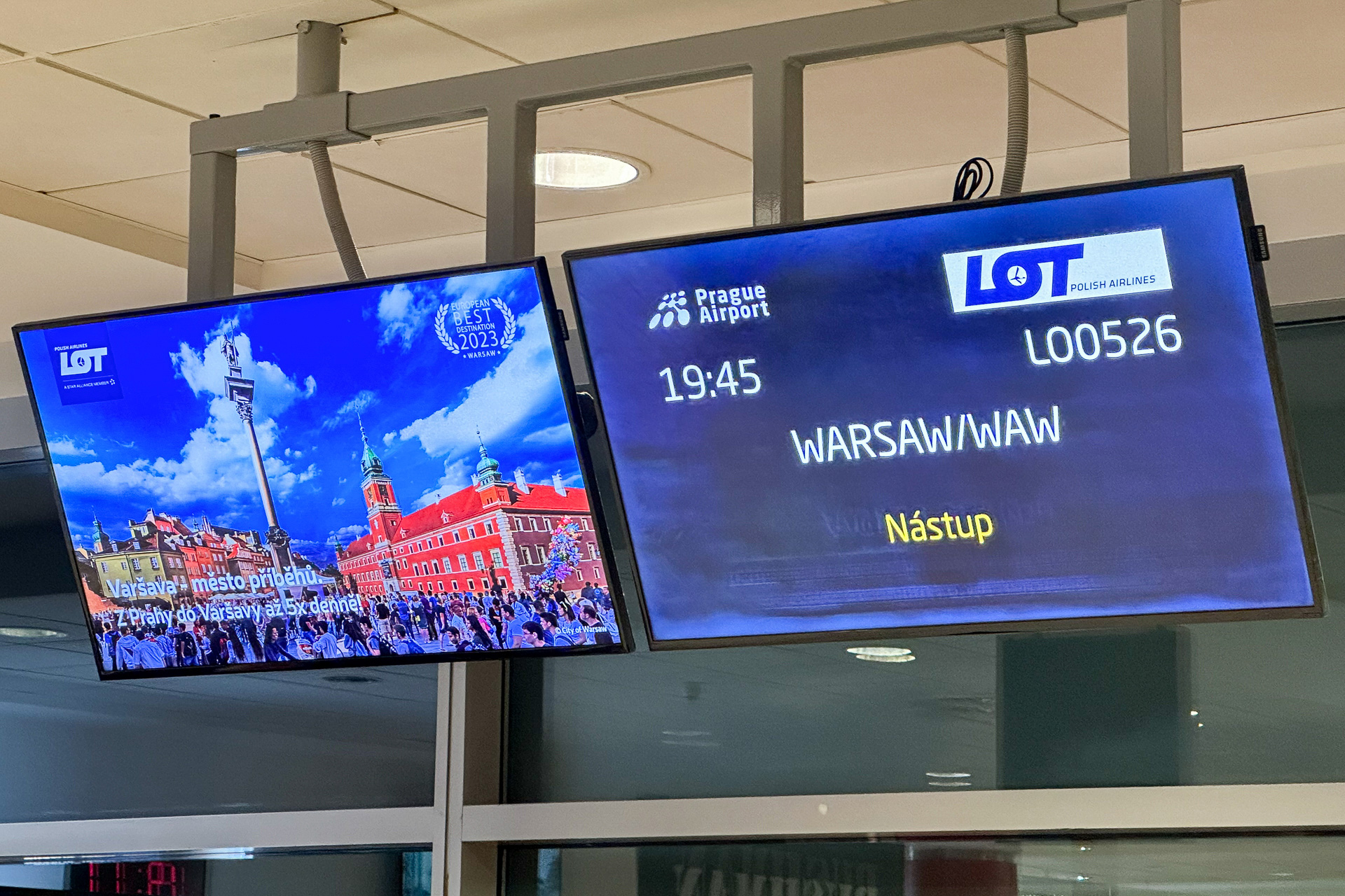 LOTポーランド航空のLO526便でワルシャワへ。所要時間は1時間15分