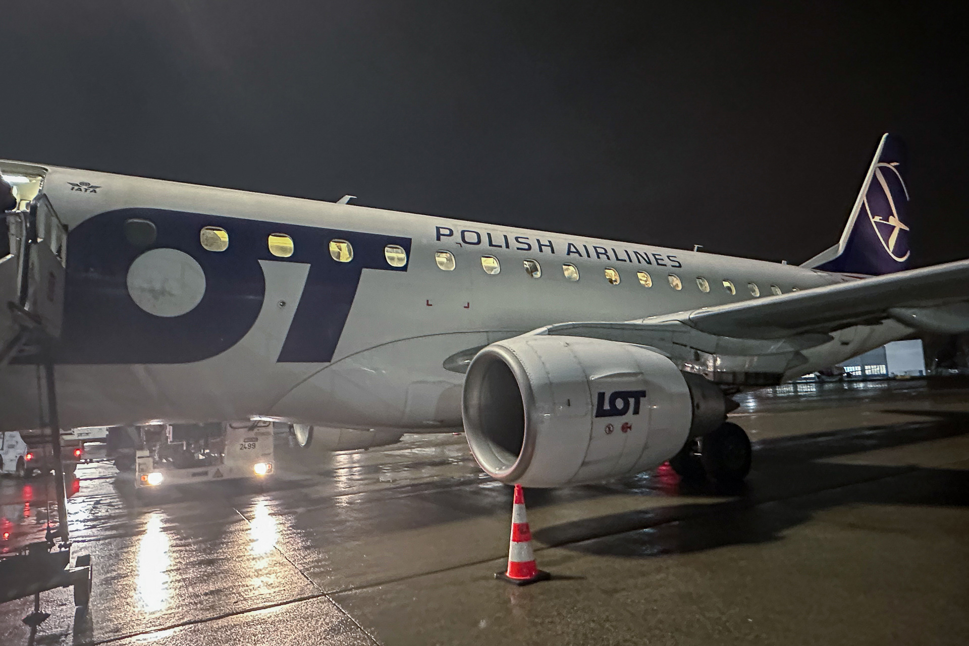 LOTポーランド航空のLO526便でワルシャワへ。所要時間は1時間15分