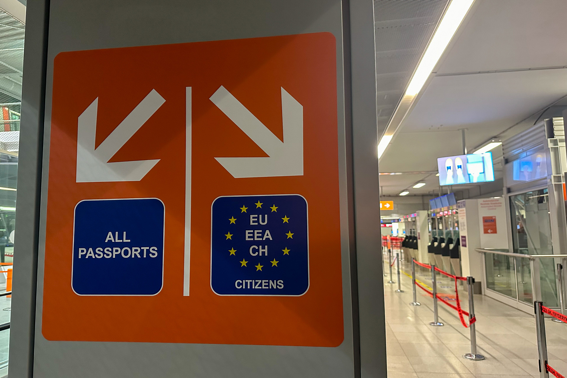 ワルシャワ到着時は左の「ALL PASSPORTS」側へ