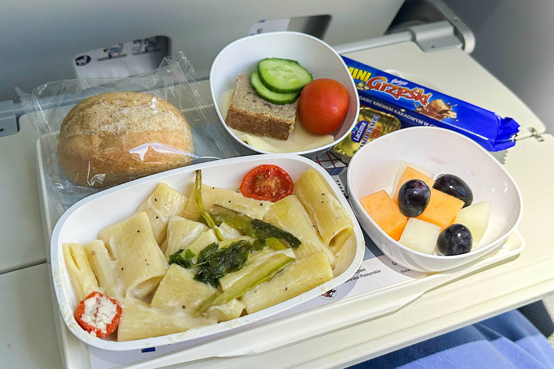 成田到着の2時間ほど前に2回目の機内食