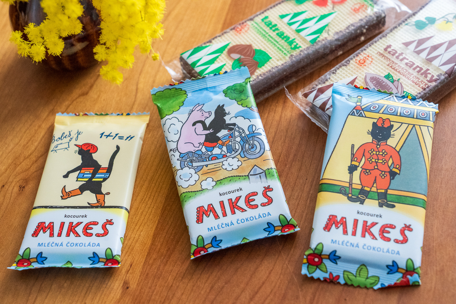 リトミシュルのスーパーでお土産に買ってきたのは、チェコの代表的な絵本作家ヨゼフ・ラダ作「黒ねこミケシュのぼうけん」が描かれたチョコレート