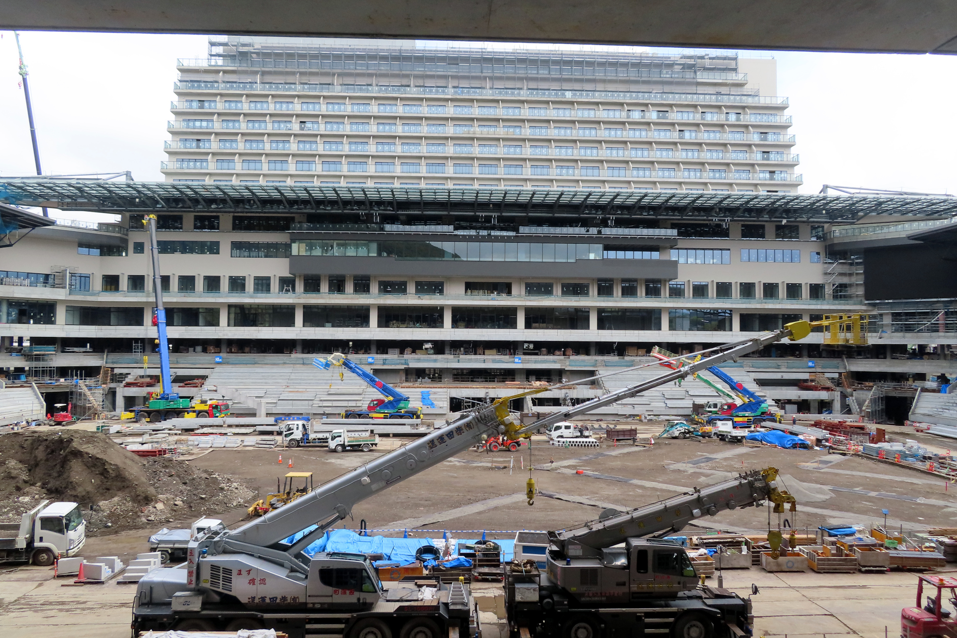 メインスタンドの対面にはホテル棟がある