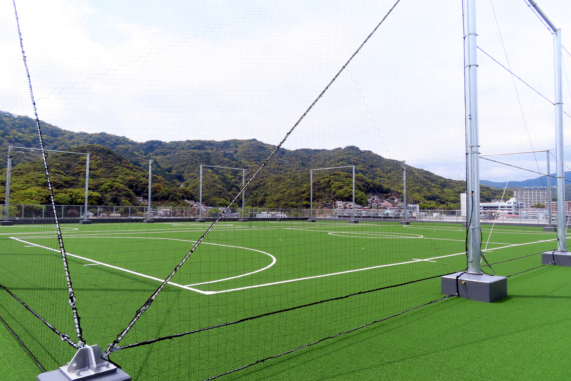 屋上にはフットサルコートもある