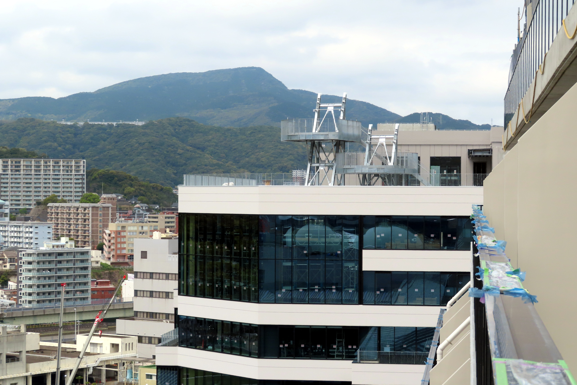 オフィス棟の屋上からショッピングモールの屋上に向けてスタジアムの上空を通過するジップラインが用意される