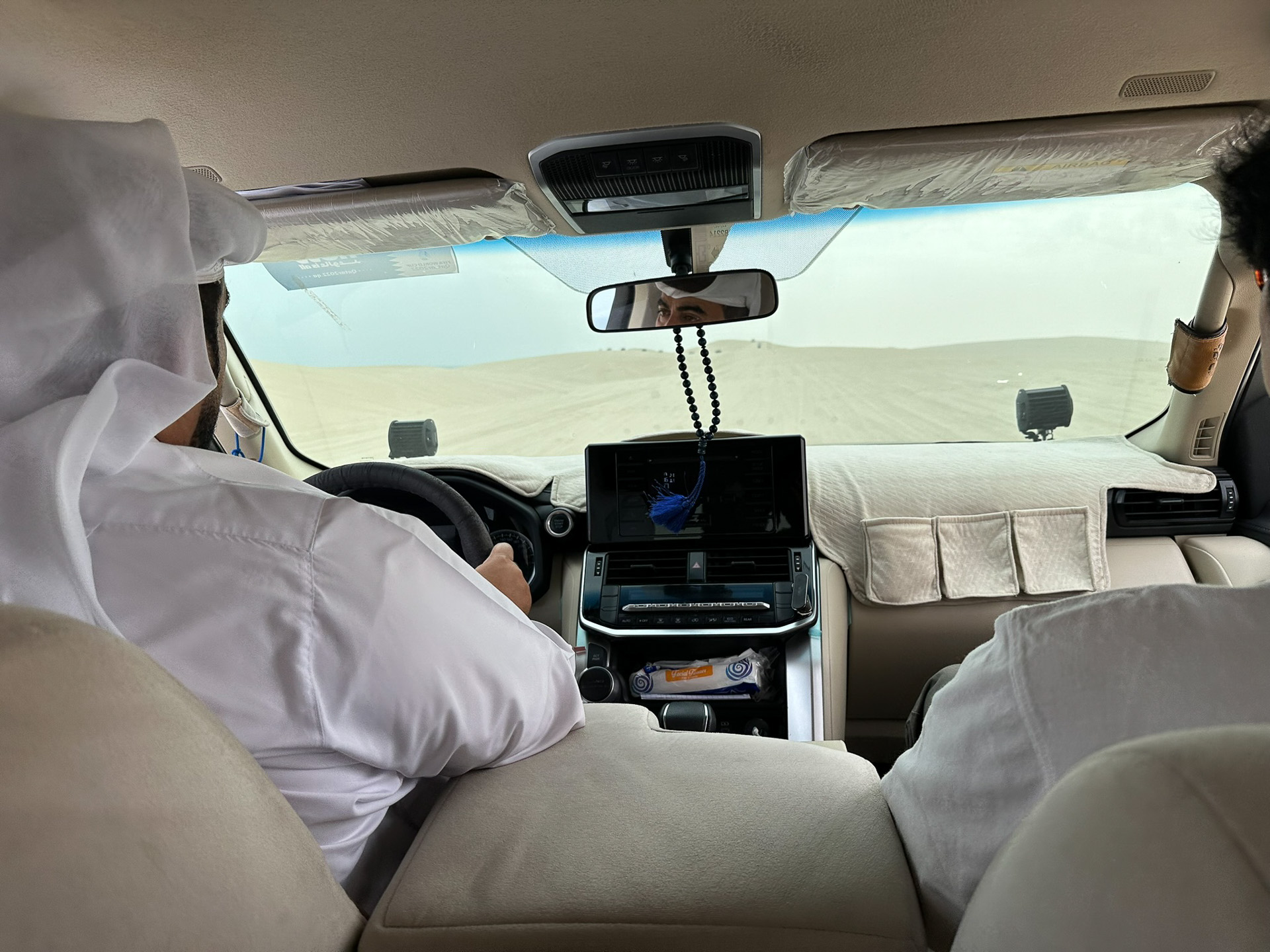 砂漠を疾走する「デザートサファリ」へ