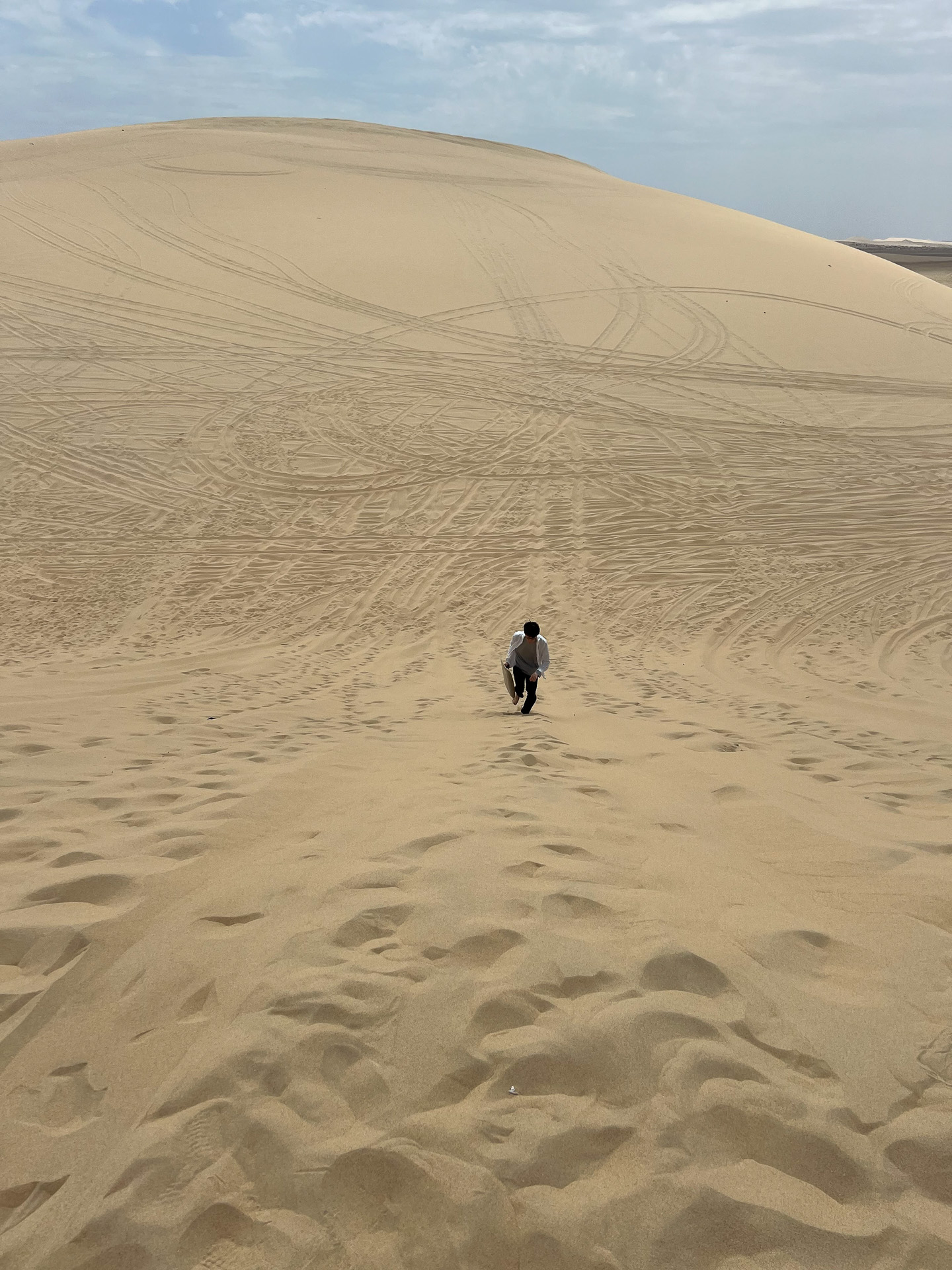 サンドボードで斜面を滑り降りたり……