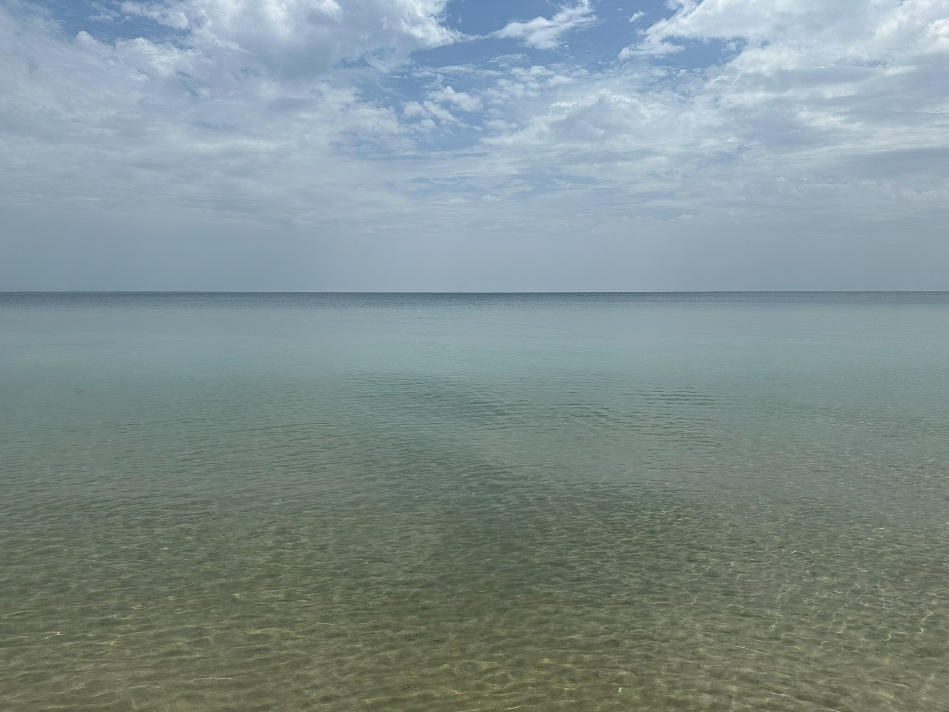ペルシャ湾を臨む砂浜で水遊びしたり