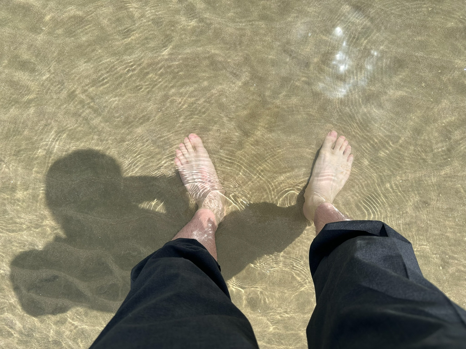 ペルシャ湾を臨む砂浜で水遊びしたり