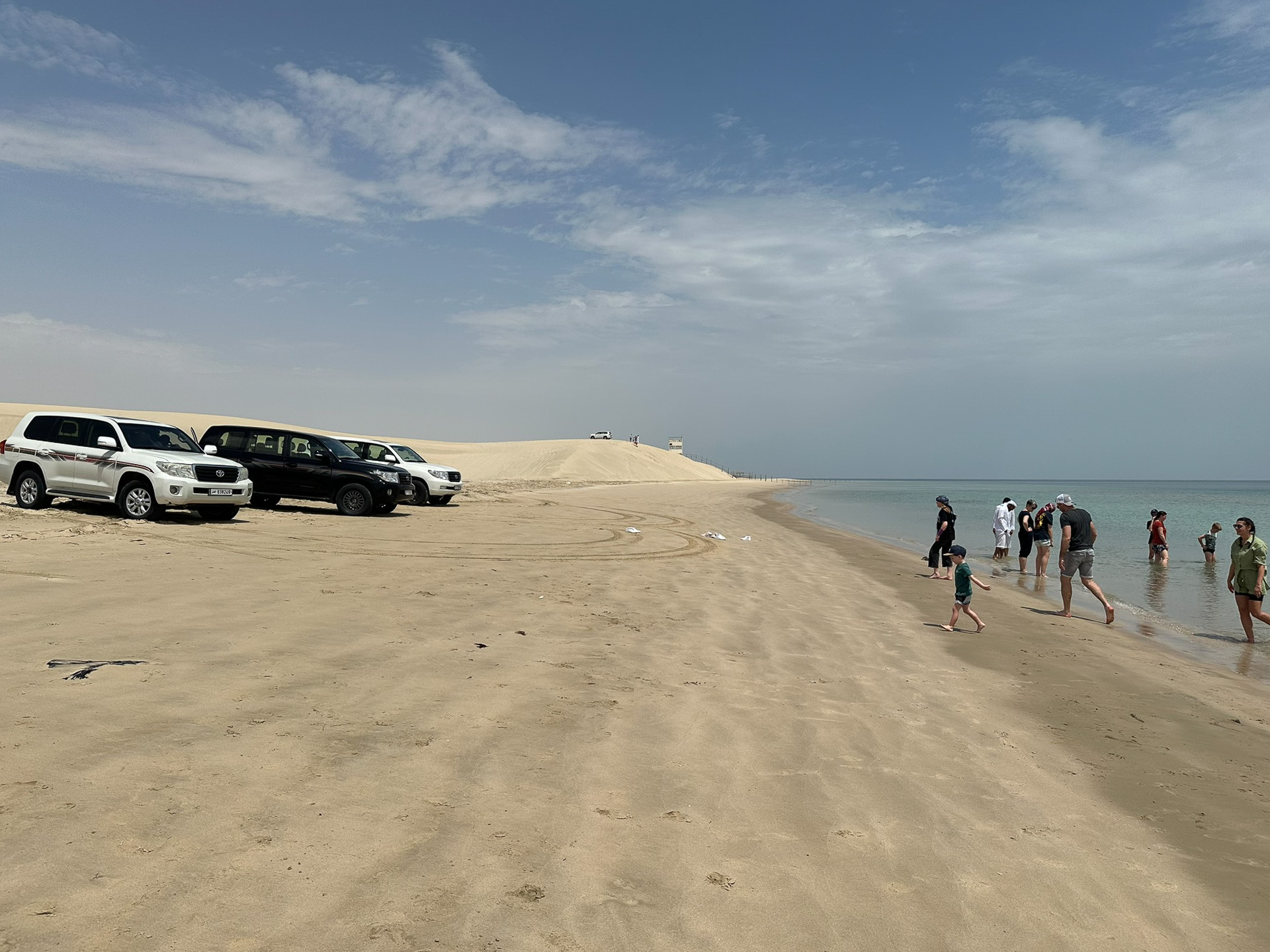ペルシャ湾を臨む砂浜で水遊びしたり