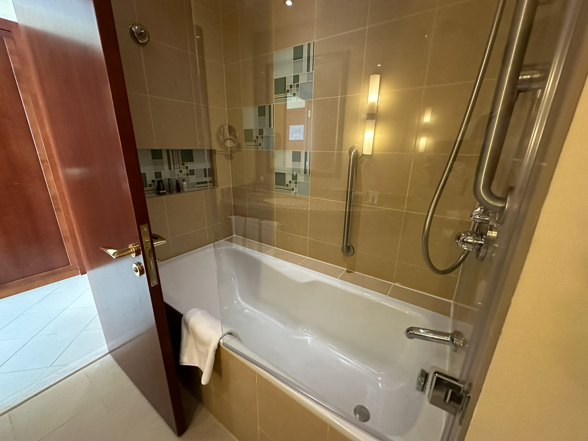 デザートサファリのあとはシャワー必須。服と靴もひっくり返して砂を落としておきたい