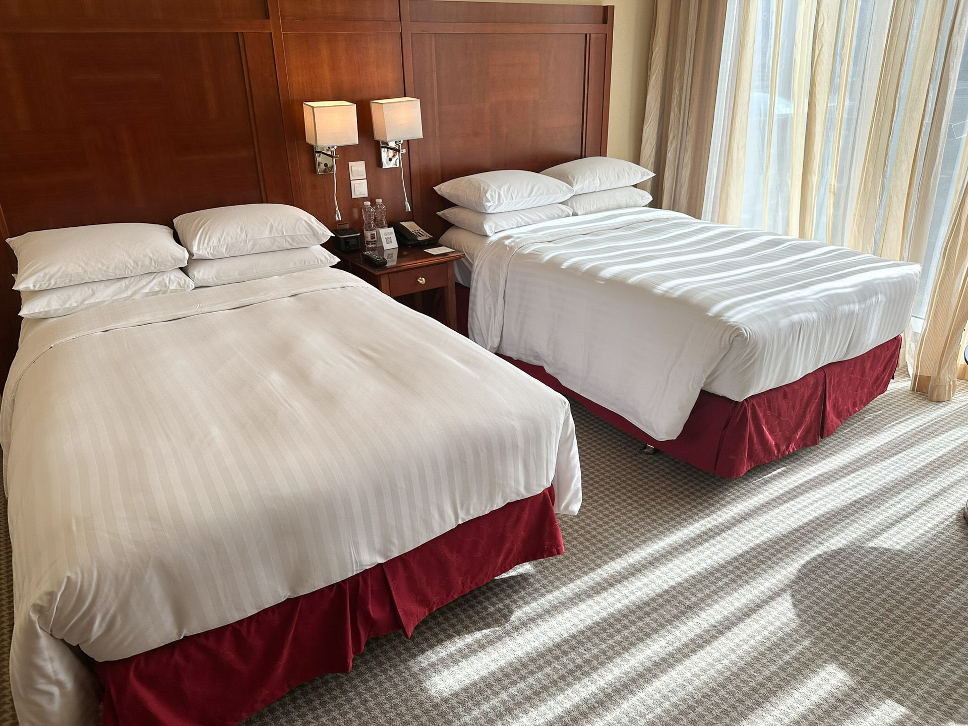 30℃超えの日中はベッドでひと休みしていた