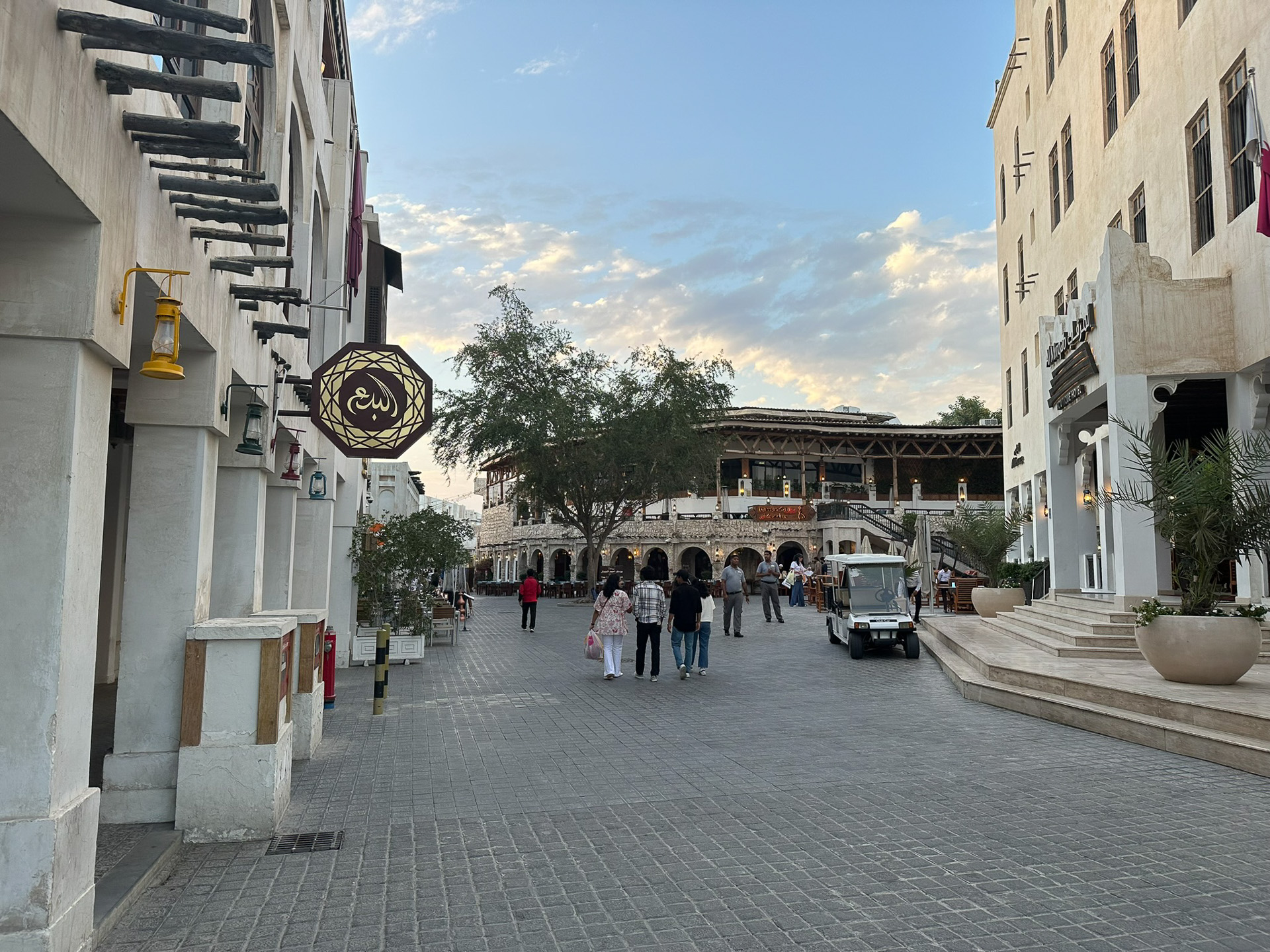 スークの様子。写真を見ていただくと分かるが、街中がとにかくきれい